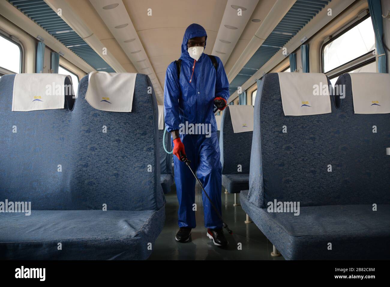 Un lavoratore a Nairobi Terminus fumiga un treno passeggeri come misura preventiva contro COVID-19.Kenya il 18 marzo 2020 ha confermato altri tre casi di Coronavirus, portando il numero totale di persone colpite a sette. Foto Stock