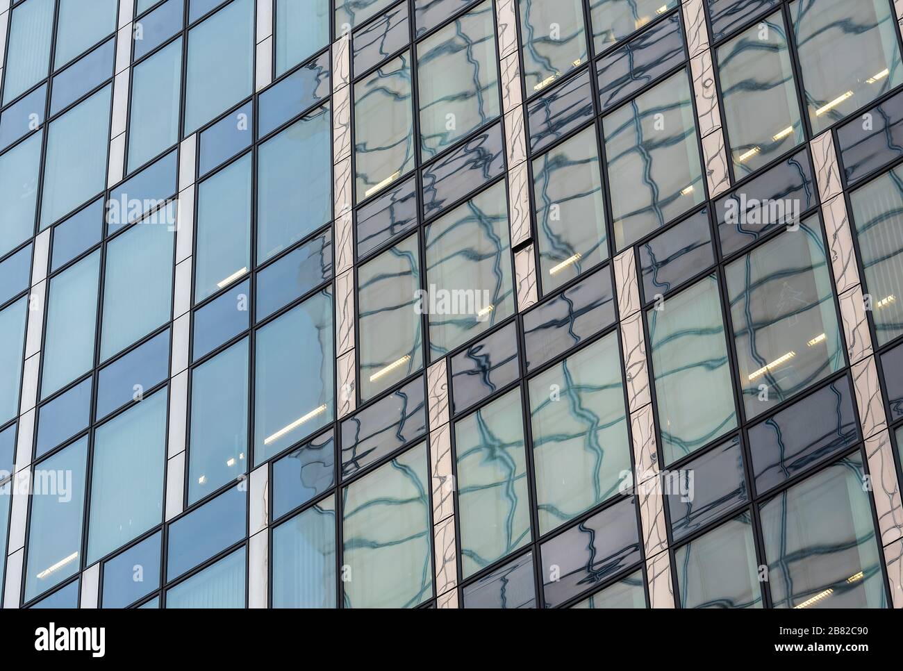 Schaerbeek, Bruxelles capitale Regione / Belgio - 02 20 2020: Modelli riflettenti delle finestre blu degli uffici presso la sede centrale di Engie Foto Stock
