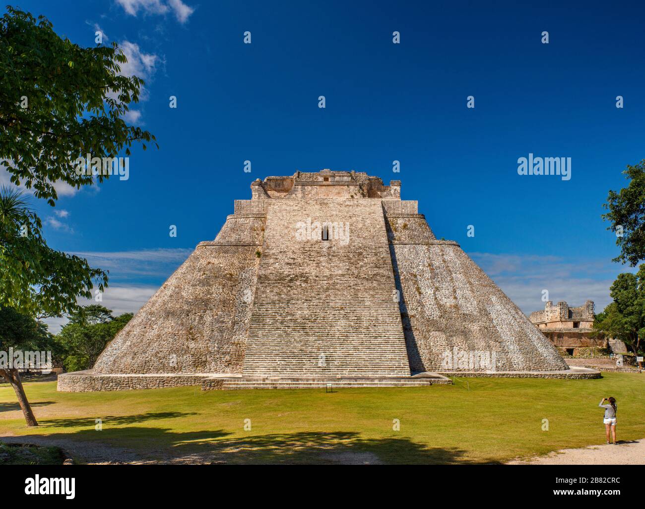 Piramide del Adivino (maghi casa), le rovine maya di Uxmal consentono al sito archeologico, la penisola dello Yucatan, Messico Foto Stock