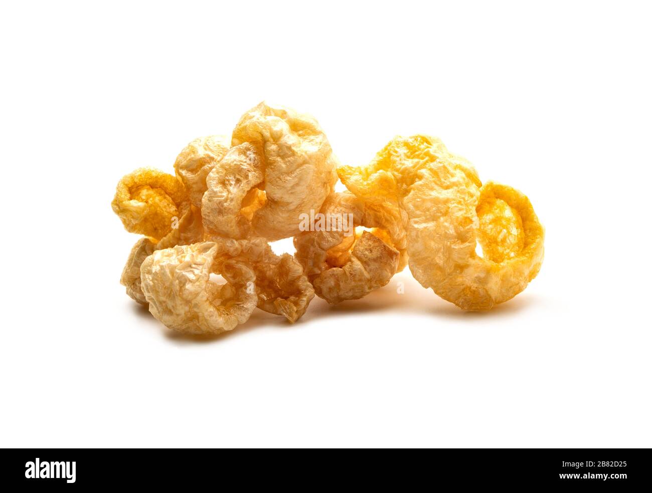 Spuntino di maiale croccante e blistered isolato su sfondo bianco. Pezzi croccanti di pelle di maiale. Concetto di cibo. Foto Stock