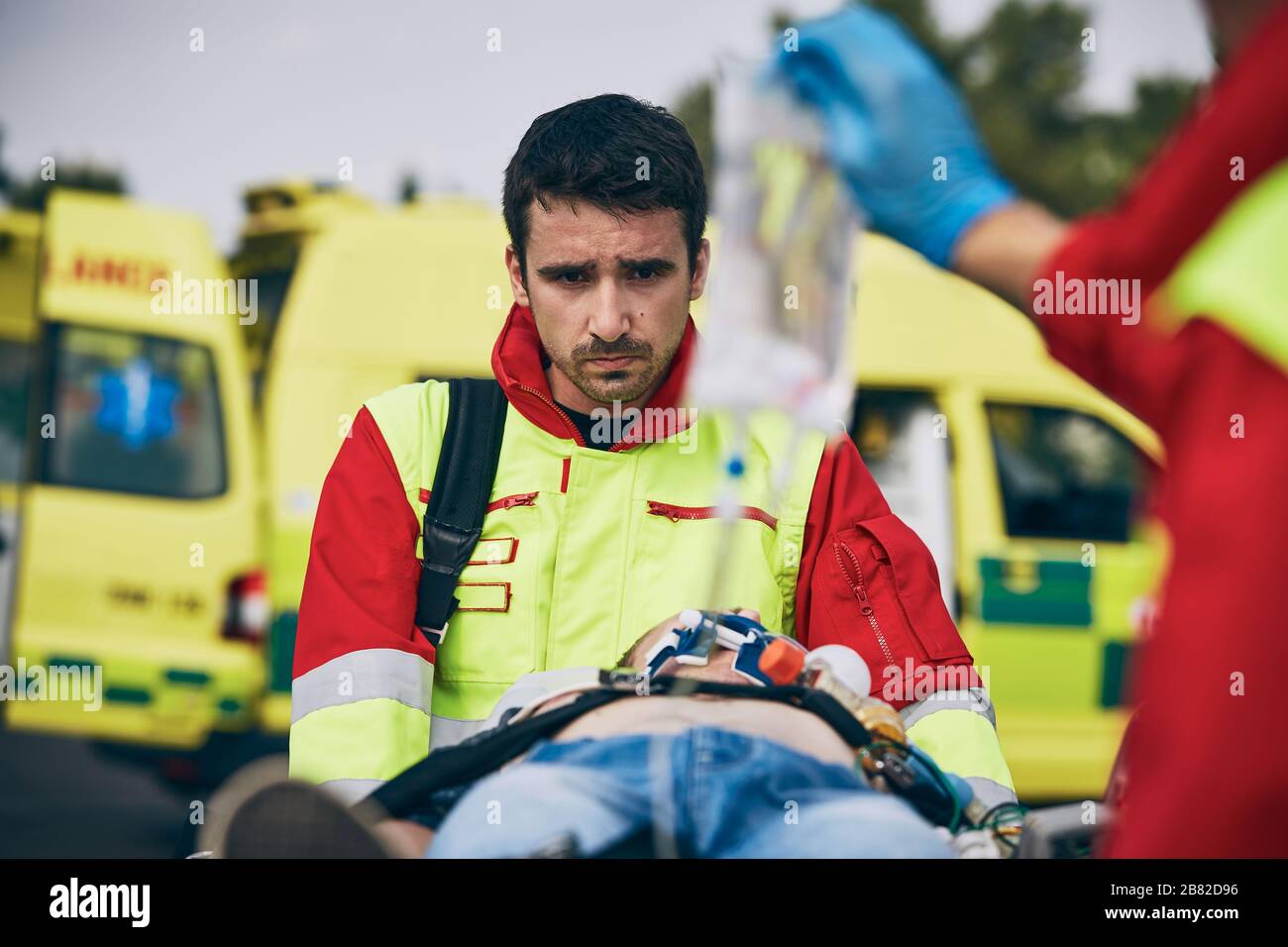 Team del servizio medico di emergenza per il salvataggio del paziente. Temi aiutare, speranza di un'assistenza sanitaria. Foto Stock
