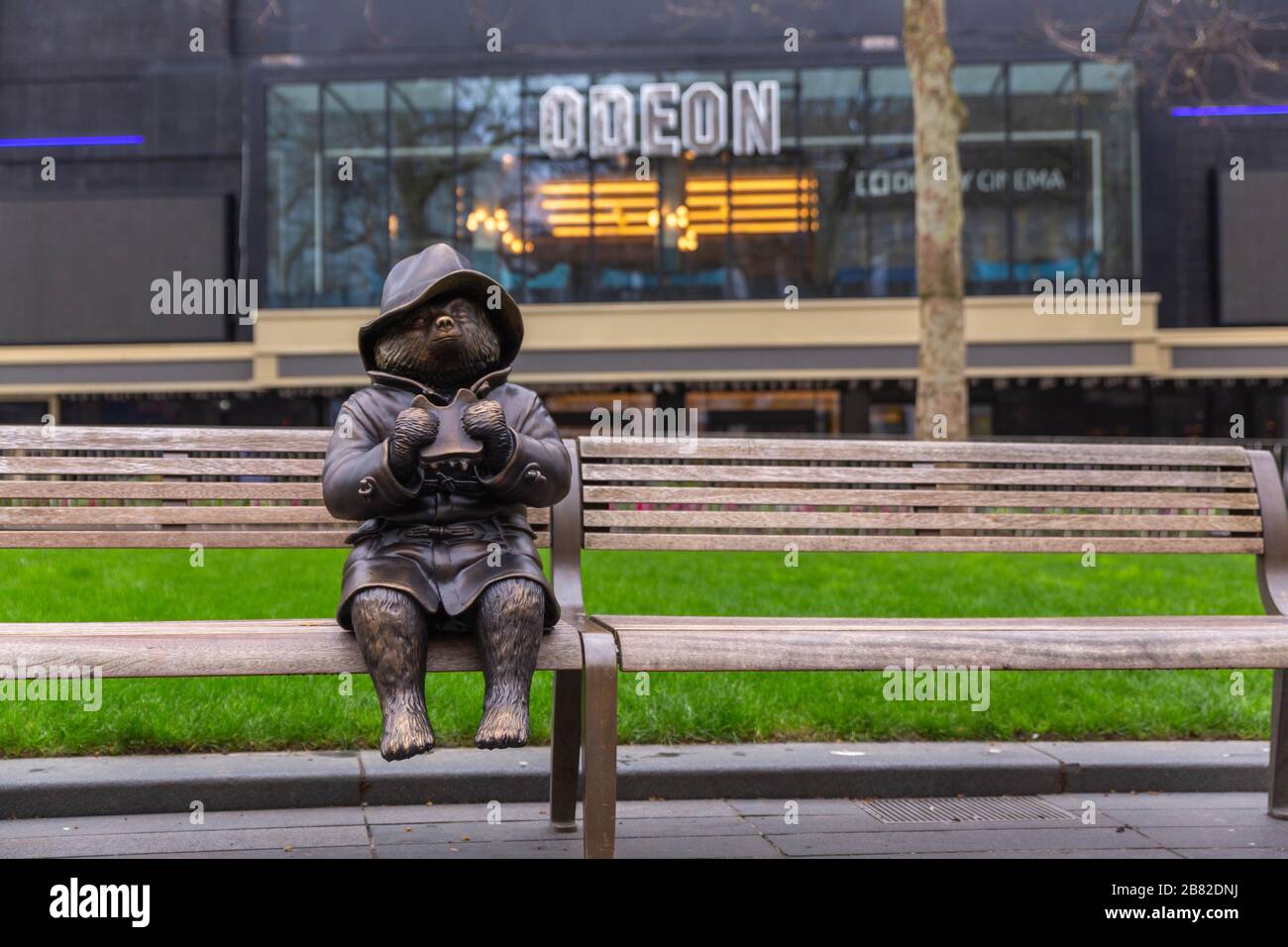 Londra, Regno Unito. 19 mar 2020. La statua dell'orso di Paddington in Leicester Square. Diverse scene dal centro di Londra, come la capitale inizia a chiudere per il virus COVID-19. Penelope Barritt/Alamy Live News Foto Stock