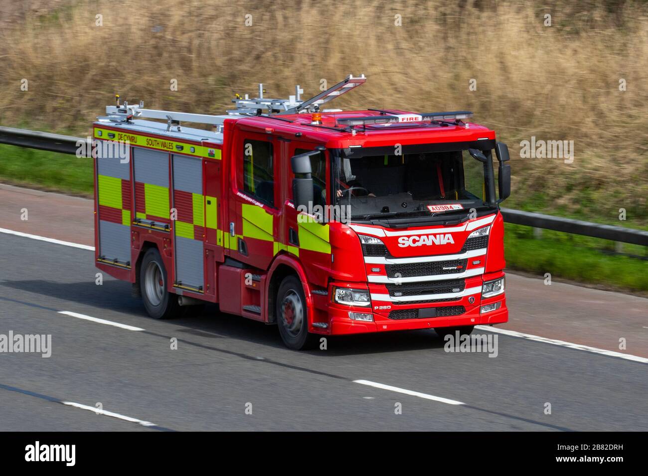 Targhe sul nuovo camion del Galles del Sud, gara d'appalto, servizi di emergenza, VEICOLO di soccorso SCANIA sulla m6 Motorway a Lancaster, Regno Unito Foto Stock