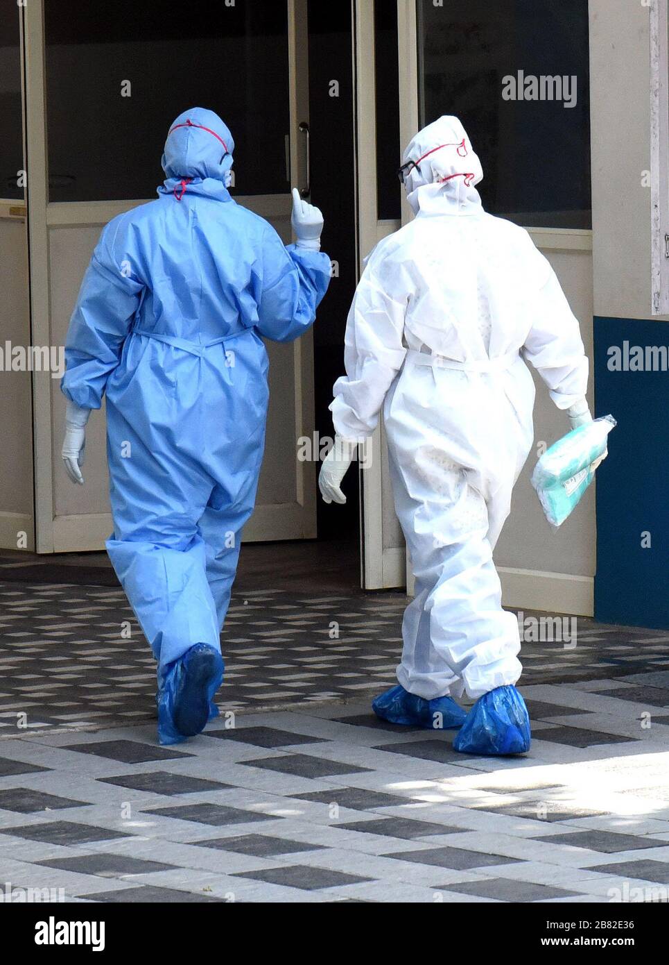 Kochi, India. 19 Mar 2020. I medici che indossano tute protettive sono visti al di fuori di uno speciale reparto di isolamento di un ospedale a Kochi, Kerala, India, 19 marzo 2020. Credit: Str/Xinhua/Alamy Live News Foto Stock