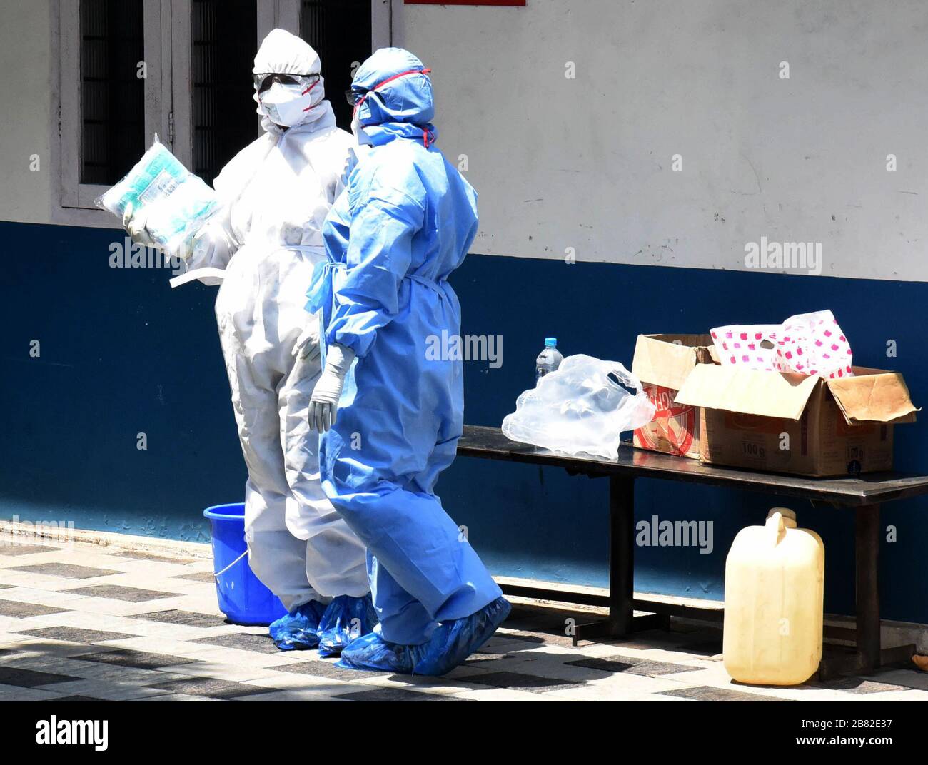 Kochi, India. 19 Mar 2020. I medici che indossano tute protettive sono visti al di fuori di uno speciale reparto di isolamento di un ospedale a Kochi, Kerala, India, 19 marzo 2020. Credit: Str/Xinhua/Alamy Live News Foto Stock