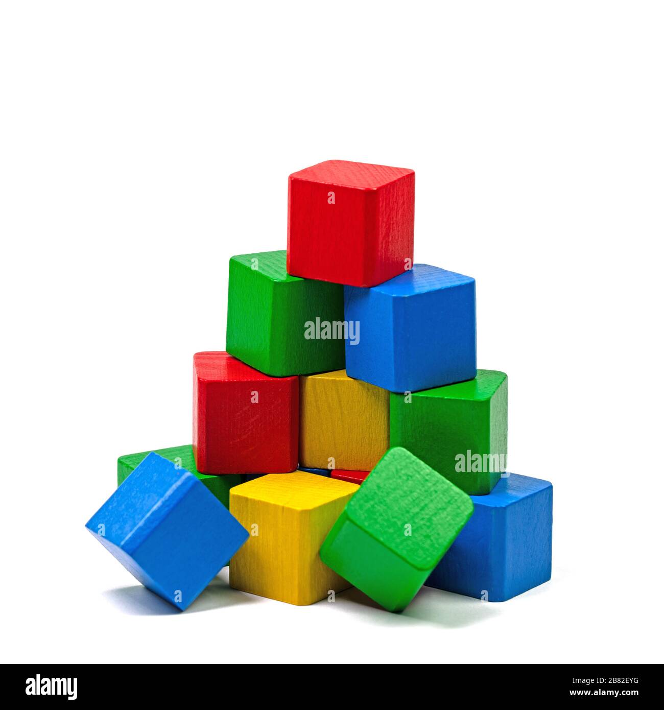 Blocchi di giocattoli colorati in legno su sfondo bianco Foto Stock