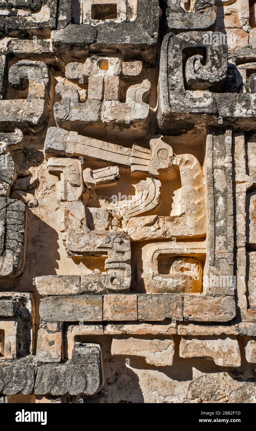 Dettaglio del lavoro di pietra al Palacio Principal, rovine Maya al sito archeologico di Hochob, vicino a Chencoh, Penisola di Yucatan, Campeche stato, Messico Foto Stock