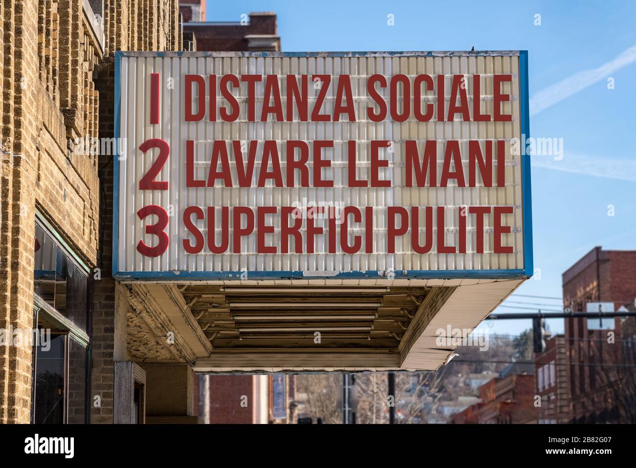 Cartellone cinematografico italiano con tre regole per evitare l'epidemia di coronavirus. Traduzione, lavarsi le mani, mantenere la distanza sociale, pulire le superfici Foto Stock