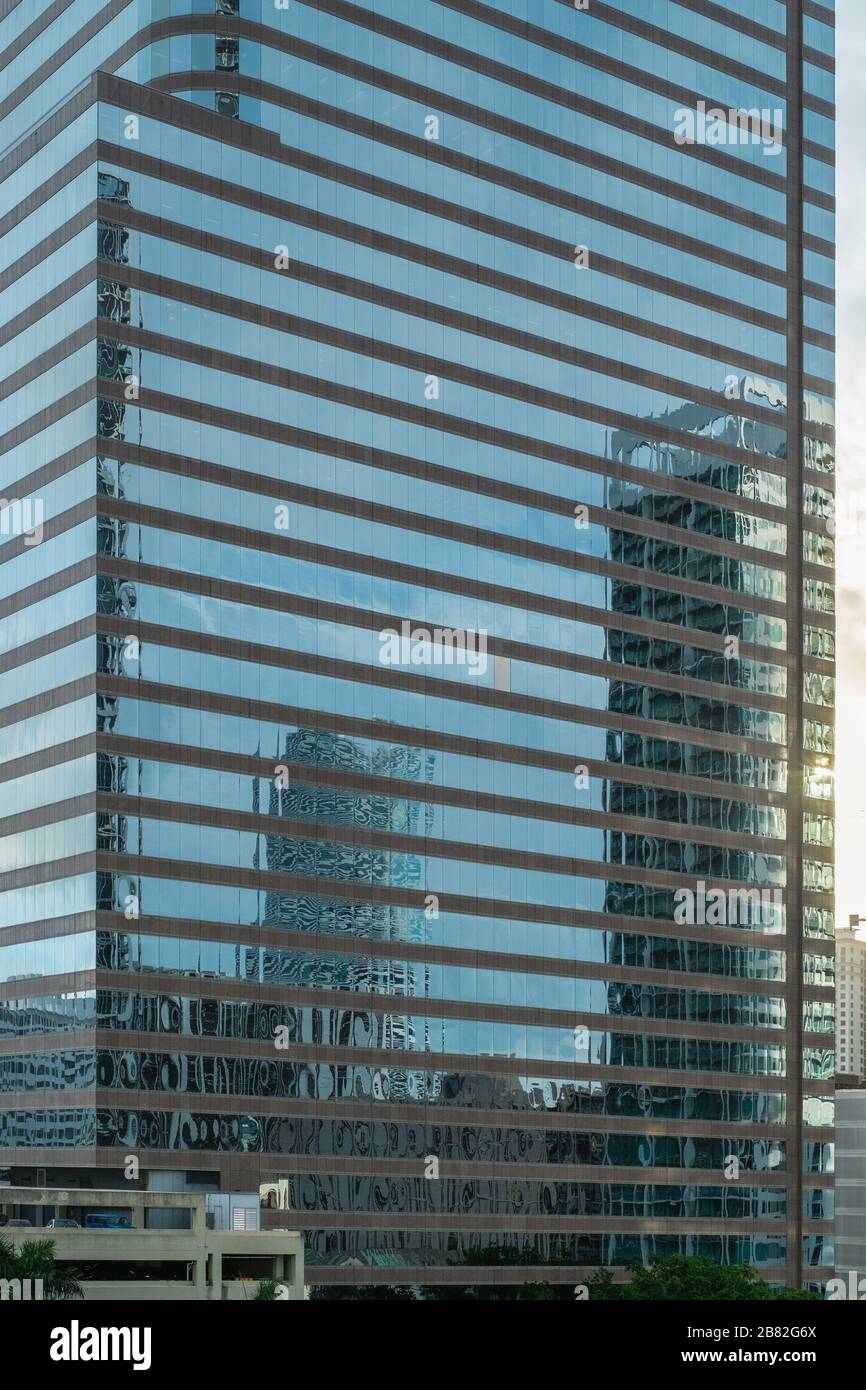 vista sull'edificio in acciaio e vetro dei grattacieli degli uffici che riflettono gli altri edifici intorno ad esso. Miami, Florida, Stati Uniti d'America. Foto Stock