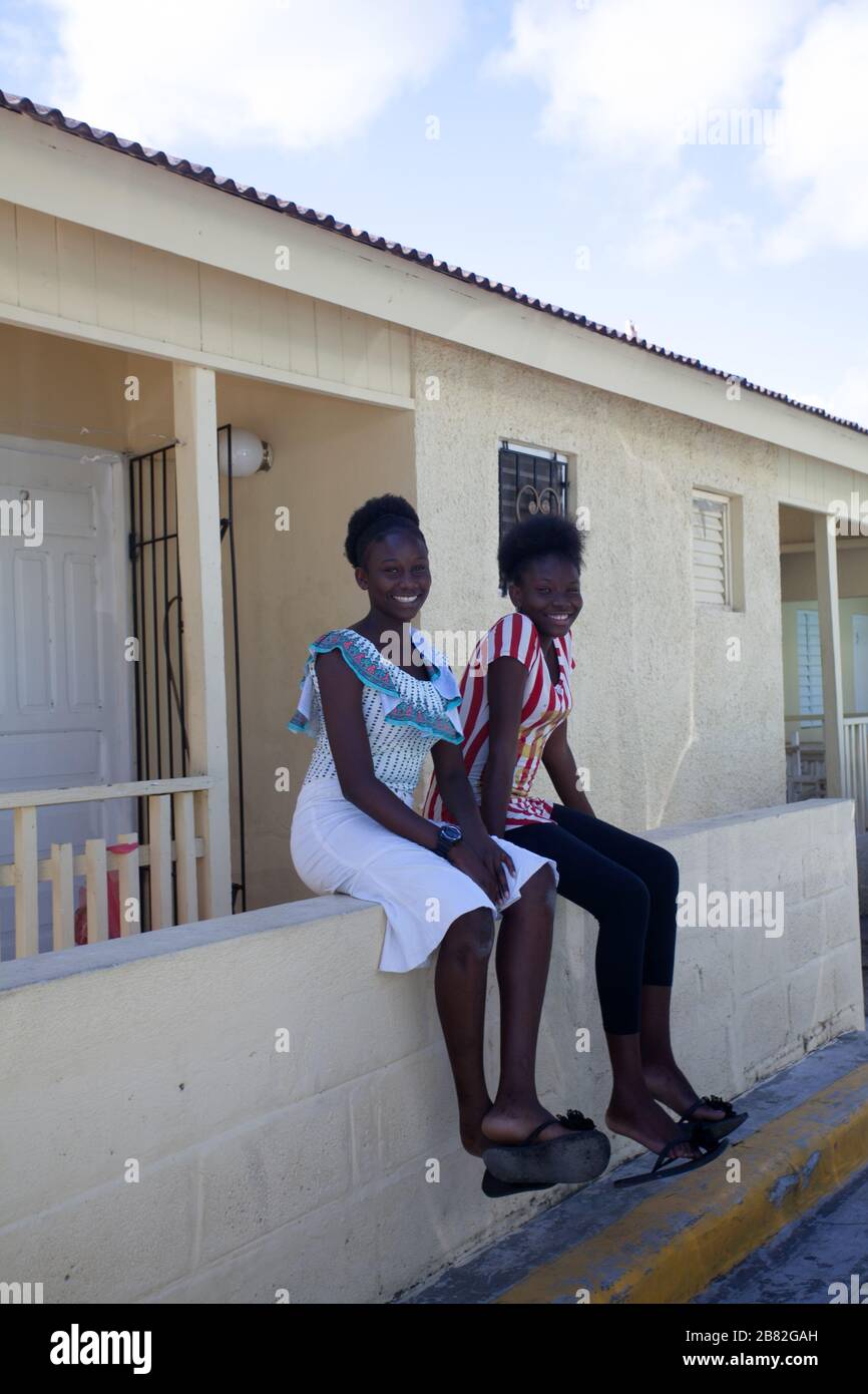 Due adolescenti locali a Bayahibe, Repubblica Dominicana Foto Stock