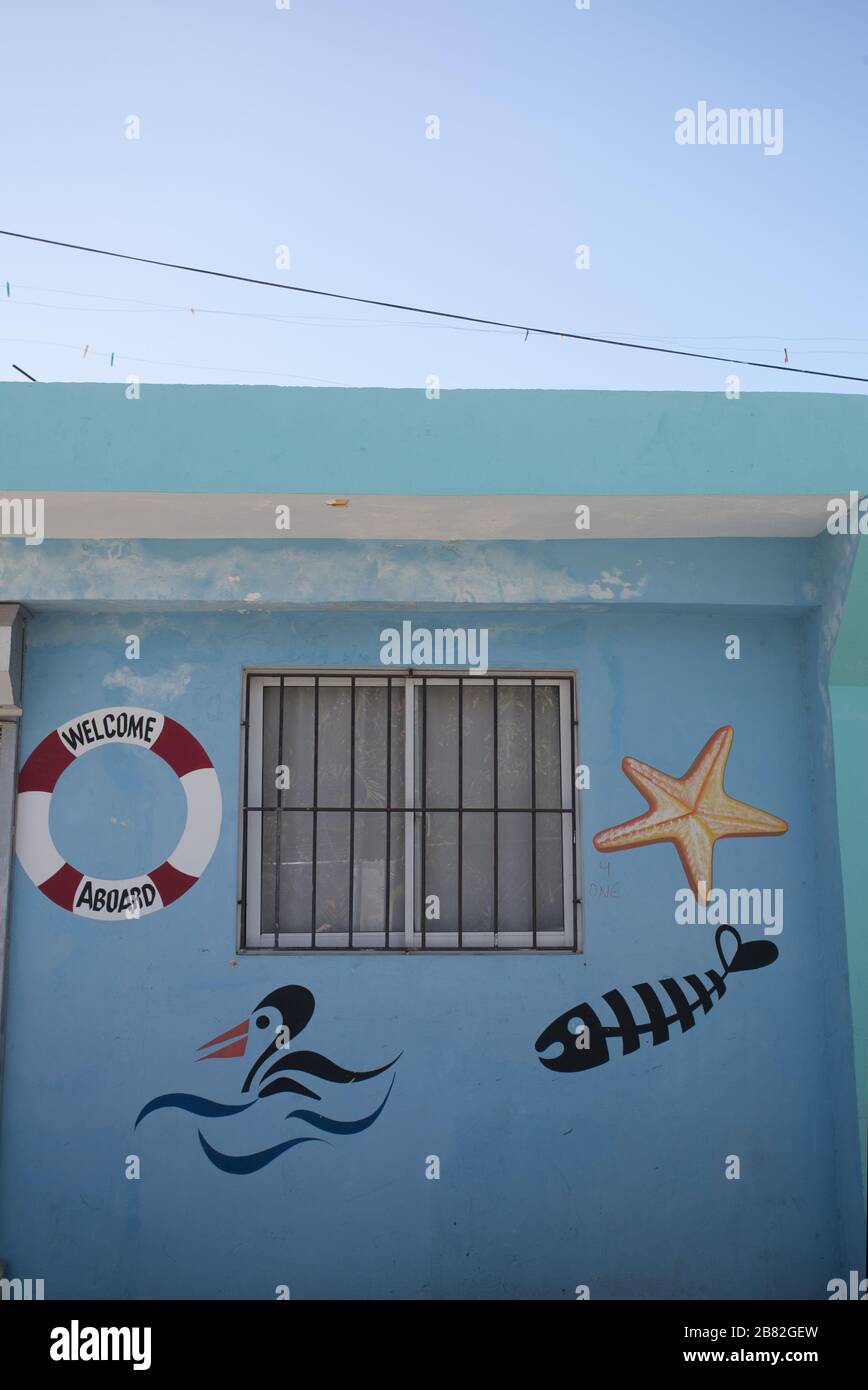 Parete dipinta blu con arte divertente, motivi sul mare, Bayahibe, Repubblica Dominicana Foto Stock