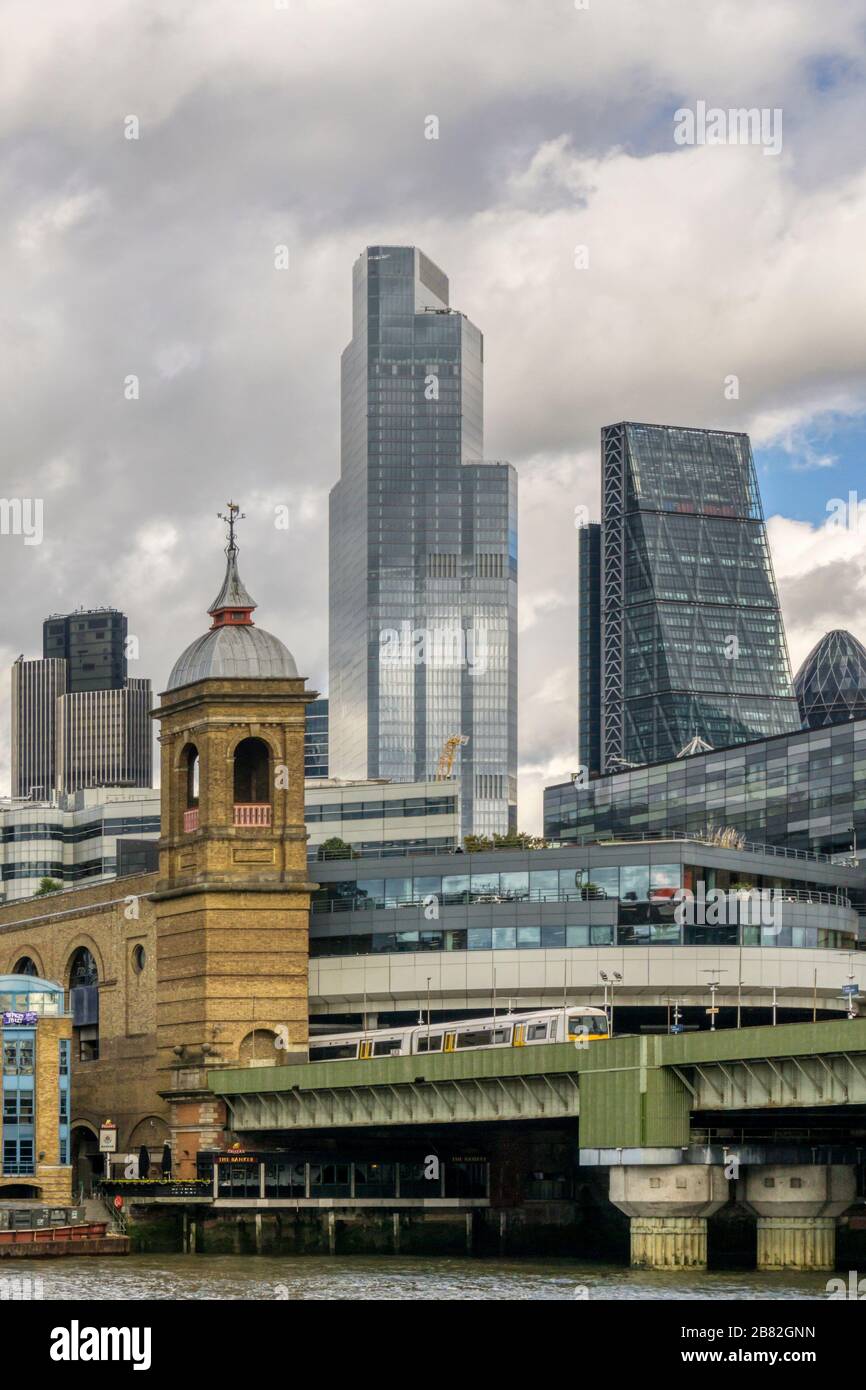 Alti edifici di uffici della City of London, visti sopra le torri della Stazione di Cannon Street. Foto Stock