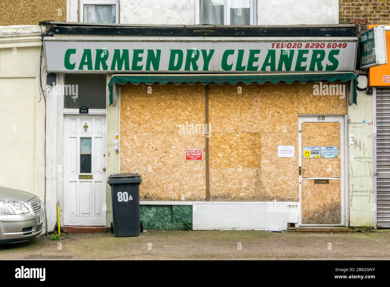 Un pulitore a secco chiuso e a bordo a South London. Foto Stock