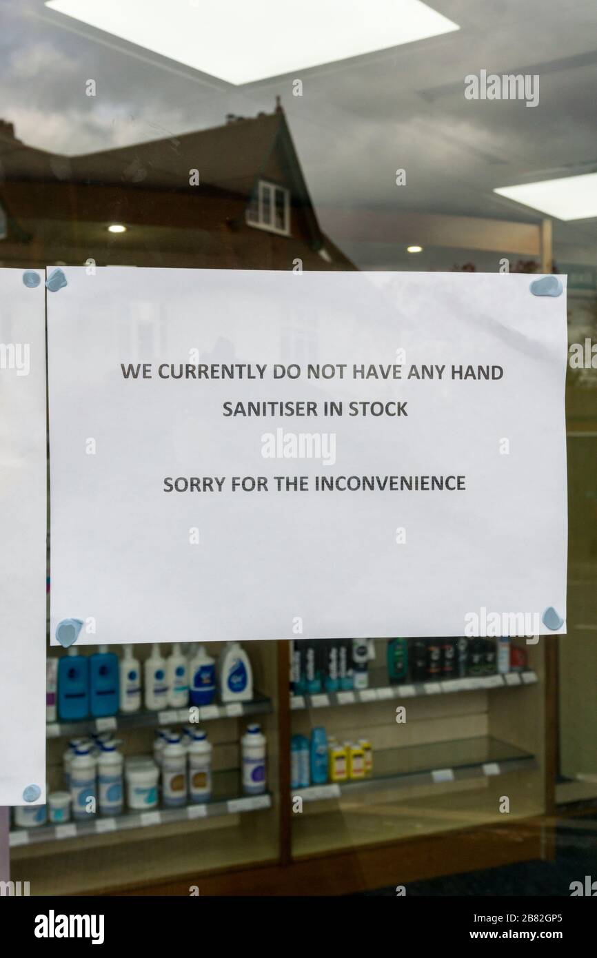 Un segno nella finestra di un negozio locale avverte che non hanno alcun igienizzante per le mani in magazzino. Un effetto della pandemia di Coronavirus di Covid-19. Foto Stock
