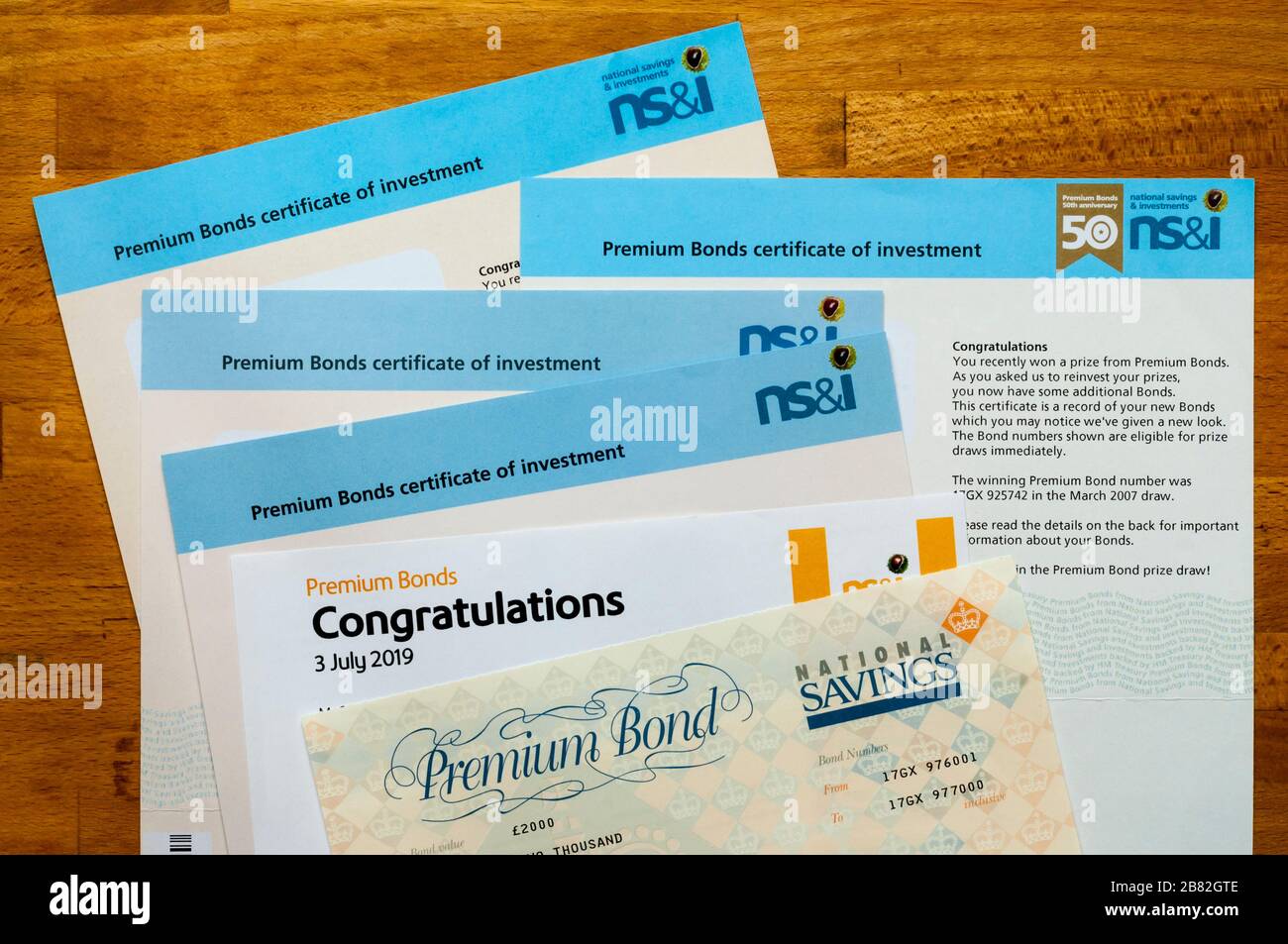 Una selezione di certificati Premium Bond e lettera di congratulazioni. Foto Stock