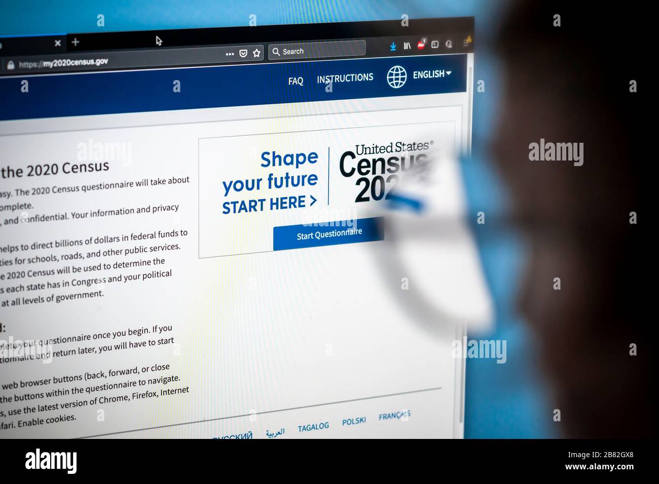 Una donna si prepara a completare il censimento 2020 ion suo computer il Venerdì, 13 marzo 2020. Il censimento conta tutti coloro che vivono negli Stati Uniti, cittadini e non cittadini. Per legge viene condotta ogni 10 anni e le informazioni vengono utilizzate per ridistribuire i distretti congressuali e influire sulla distribuzione dei fondi pubblici. (© Richard B. Levine) Foto Stock