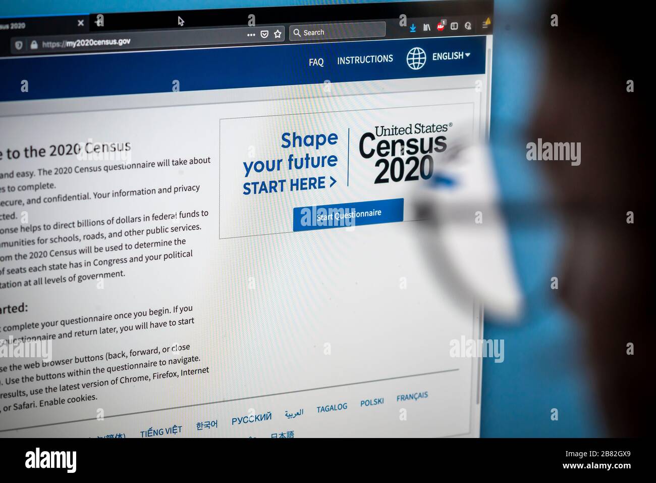 Una donna si prepara a completare il censimento 2020 ion suo computer il Venerdì, 13 marzo 2020. Il censimento conta tutti coloro che vivono negli Stati Uniti, cittadini e non cittadini. Per legge viene condotta ogni 10 anni e le informazioni vengono utilizzate per ridistribuire i distretti congressuali e influire sulla distribuzione dei fondi pubblici. (© Richard B. Levine) Foto Stock