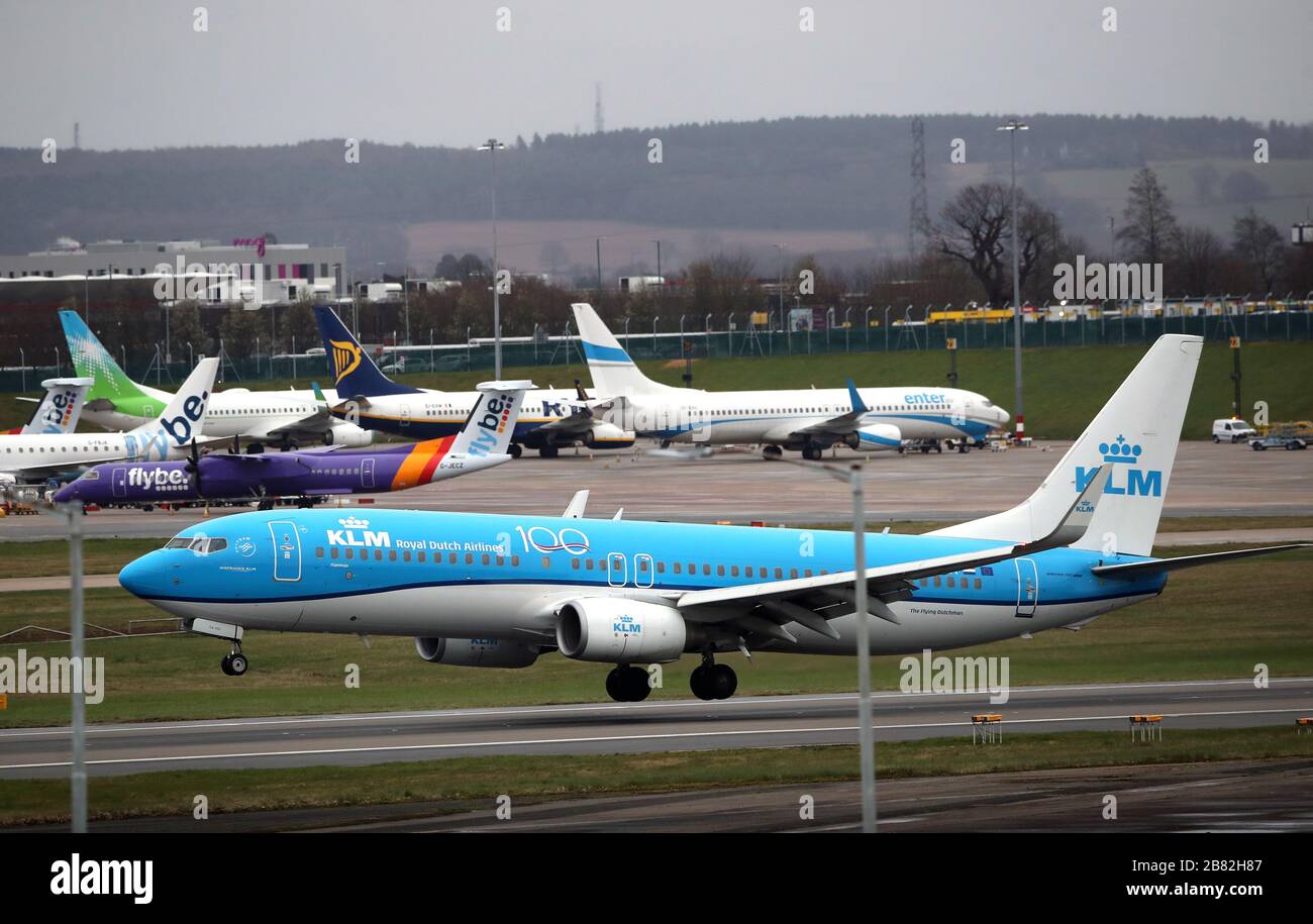 Un volo KLM arriva all'aeroporto di Birmingham dopo che la NHS England ha annunciato che il numero di vittime del coronavirus aveva raggiunto 104 nel Regno Unito. Foto Stock