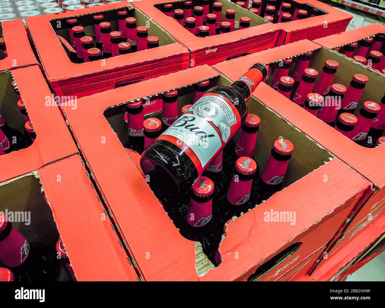Samara, Russia - 16 marzo 2020: Birra alcolica a bocciolo in bottiglie di vetro pronte per la vendita sullo scaffale del superstore. Varie bevande alcoliche in bottiglia Foto Stock