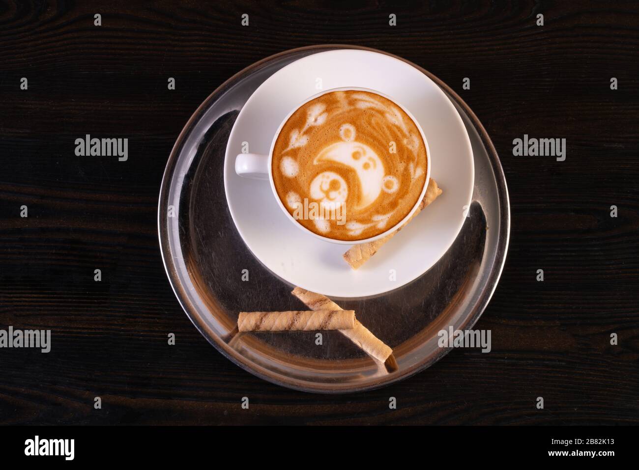 latte art sul tavolo Foto Stock