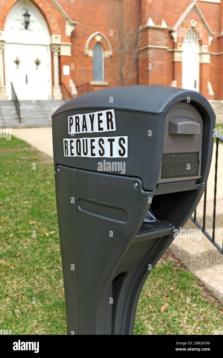 Casella delle richieste di preghiera fuori da una chiesa. Foto Stock
