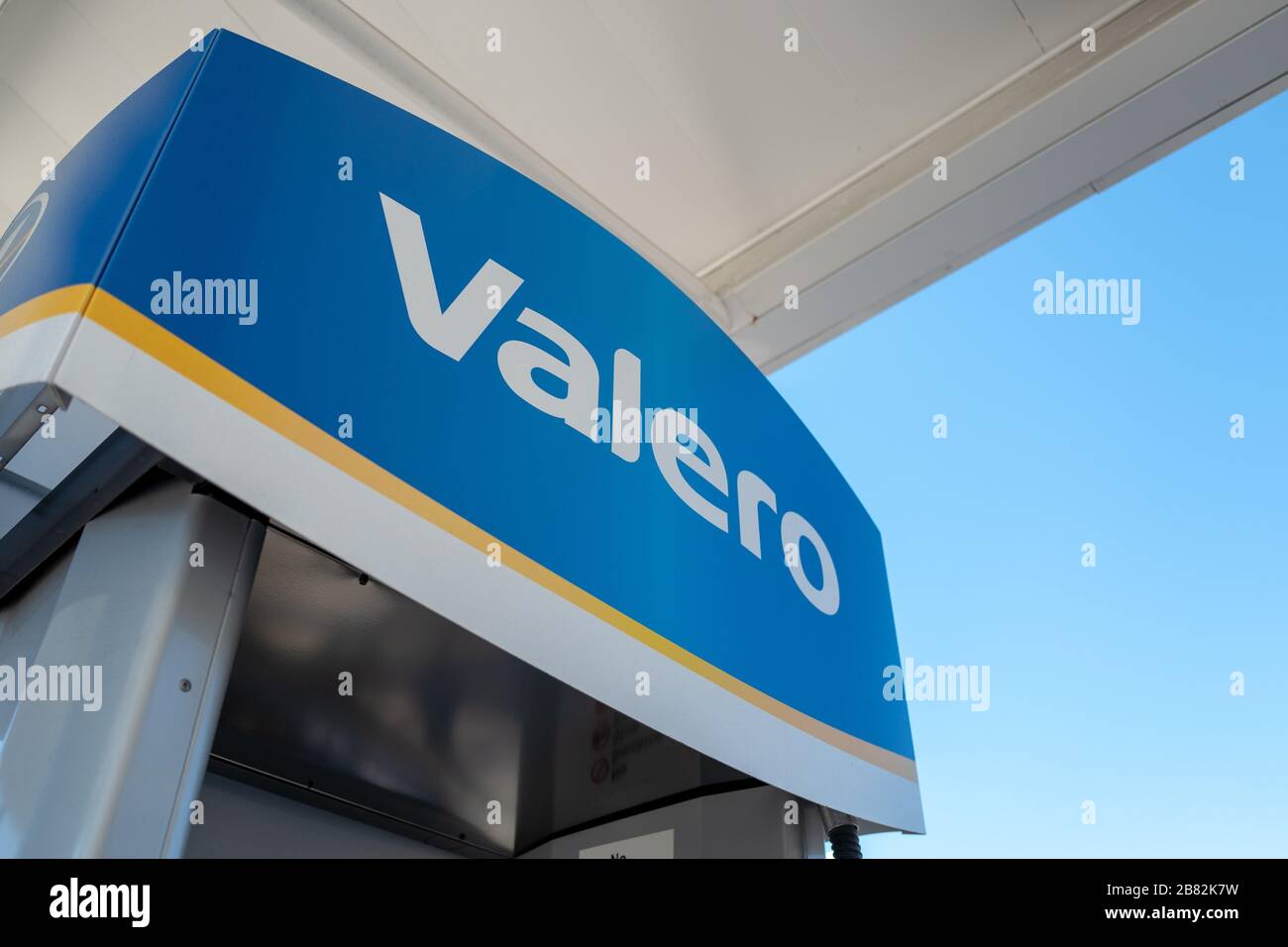 Vista ad angolo basso del segno per la società petrolifera Valero sulla pompa a gas a San Ramon, California, 2 marzo 2020. () Foto Stock