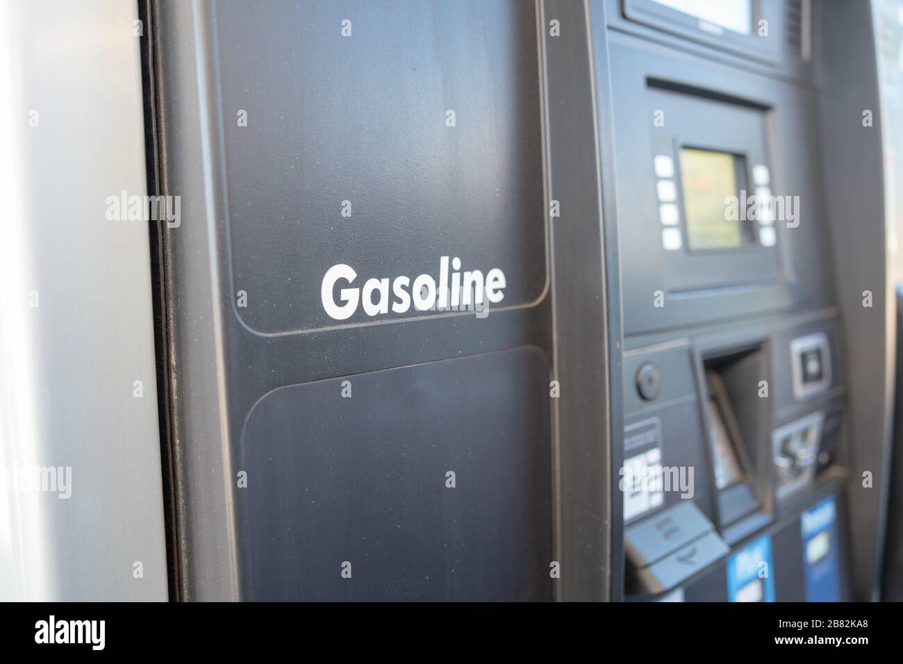 Primo piano della lettura del testo benzina sulla pompa di alimentazione a San Ramon, California, con impugnatura e tastiera della pompa visibili, 2 marzo 2020. () Foto Stock