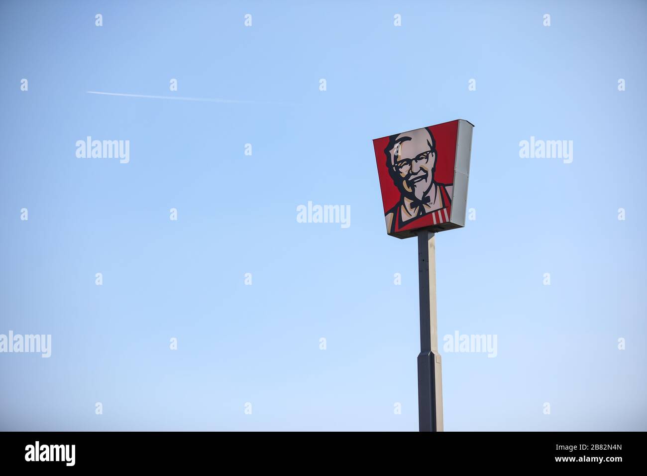 Czestochowa, Polonia - 17 marzo 2020: Logo KFC e segno o cartello su Advertising Column Against Blue Sky. Il KFC è una catena di ristoranti fast food americani Foto Stock