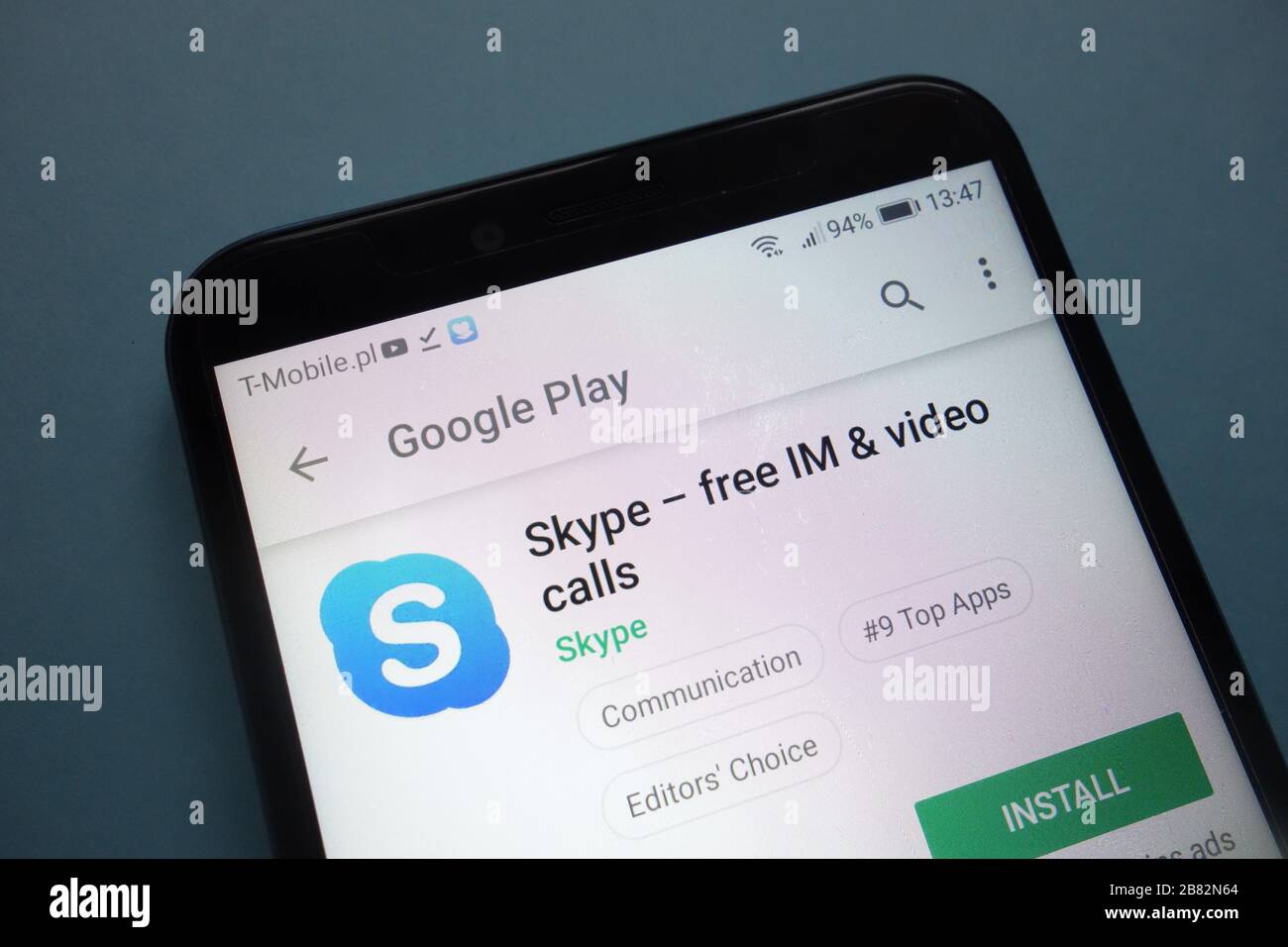 App Skype sul sito Web Google Play visualizzato sullo smartphone Foto Stock