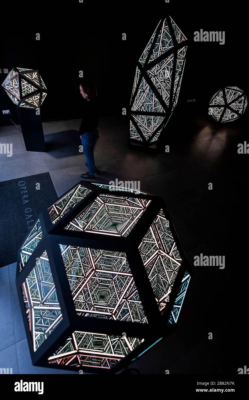 Londra, Regno Unito. 19 Marzo 2020. Anthony James all'Opera Gallery, la prima mostra solista dedicata a uno dei maggiori scultori del mondo. Espone sculture e installazioni nuove e di grandi dimensioni, tra cui i suoi vitrine in vetro a LED che indagano il concetto di universale attraverso l'uso di specchi sfaccettati, vetro e superfici allucinogene. Credit: Guy Bell/Alamy Live News Foto Stock