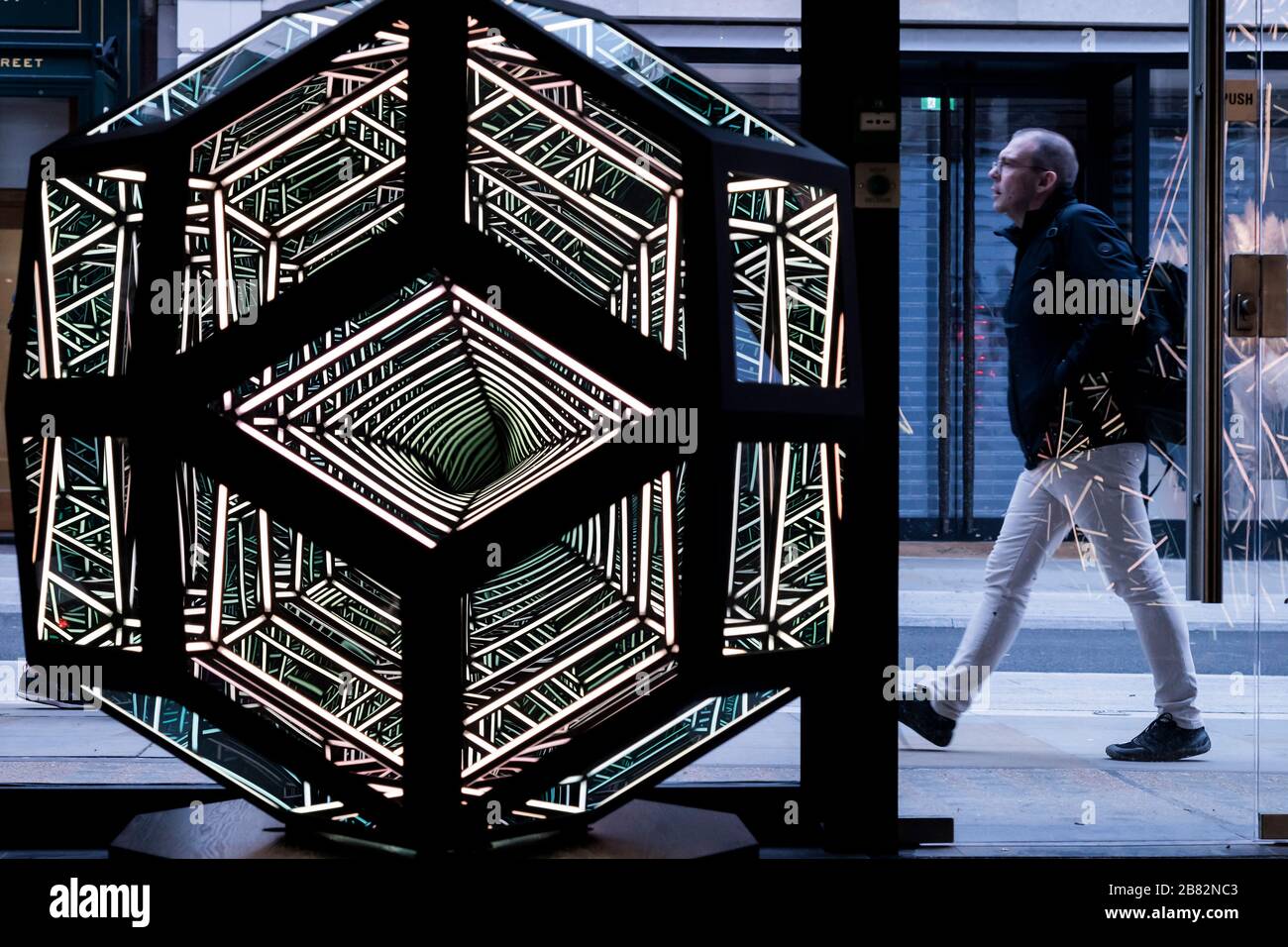 Londra, Regno Unito. 19 Marzo 2020. Anthony James all'Opera Gallery, la prima mostra solista dedicata a uno dei maggiori scultori del mondo. Espone sculture e installazioni nuove e di grandi dimensioni, tra cui i suoi vitrine in vetro a LED che indagano il concetto di universale attraverso l'uso di specchi sfaccettati, vetro e superfici allucinogene. Credit: Guy Bell/Alamy Live News Foto Stock