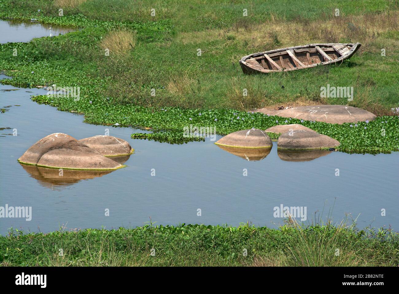 barca solitaria e fiume tungabhadra karnataka Foto Stock