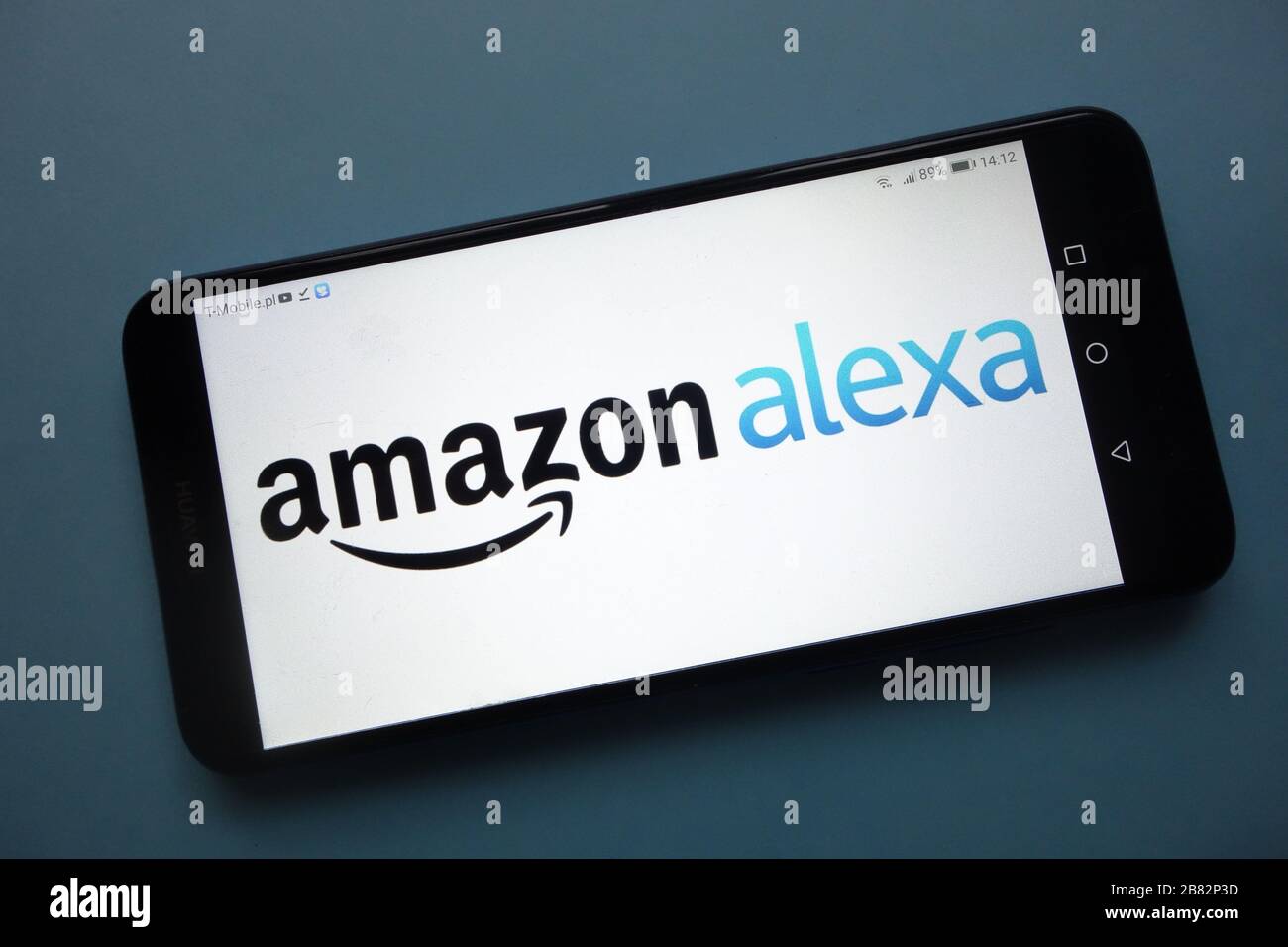 Logo Amazon Alexa visualizzato sullo smartphone Foto Stock