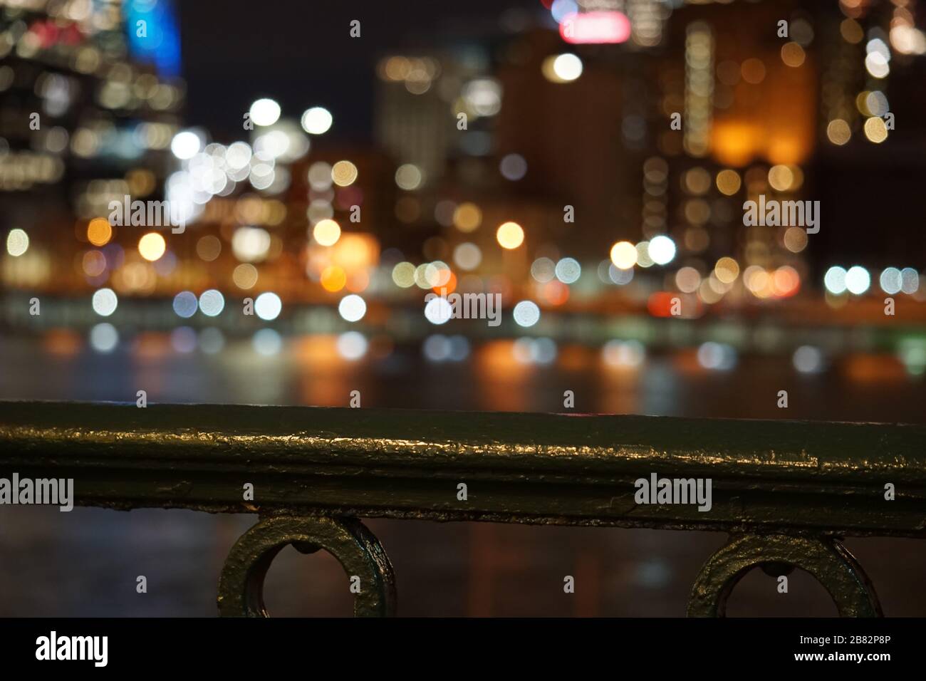 Città di Pittsburgh sopra ringhiera con bokeh Foto Stock