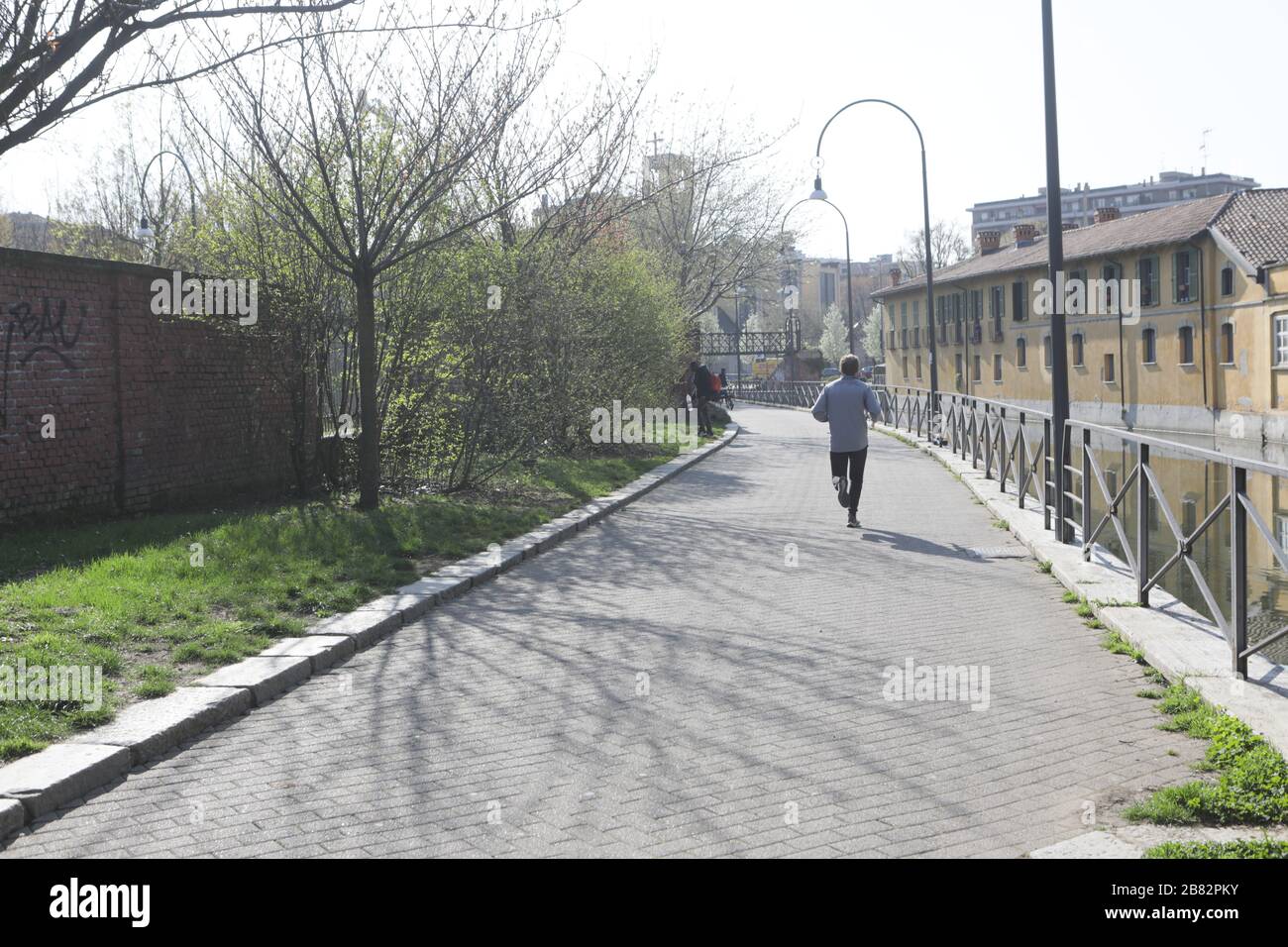 Milano, Italia. 19 Mar 2020. Una visione generale di Martesana il 19 marzo 2020 a Milano. La primavera fiorisce nei sobborghi mentre il governo italiano continua ad applicare le misure di blocco a livello nazionale per controllare la diffusione del COVID-19. Credit: Mairo Cinquetti/Alamy Live News Foto Stock