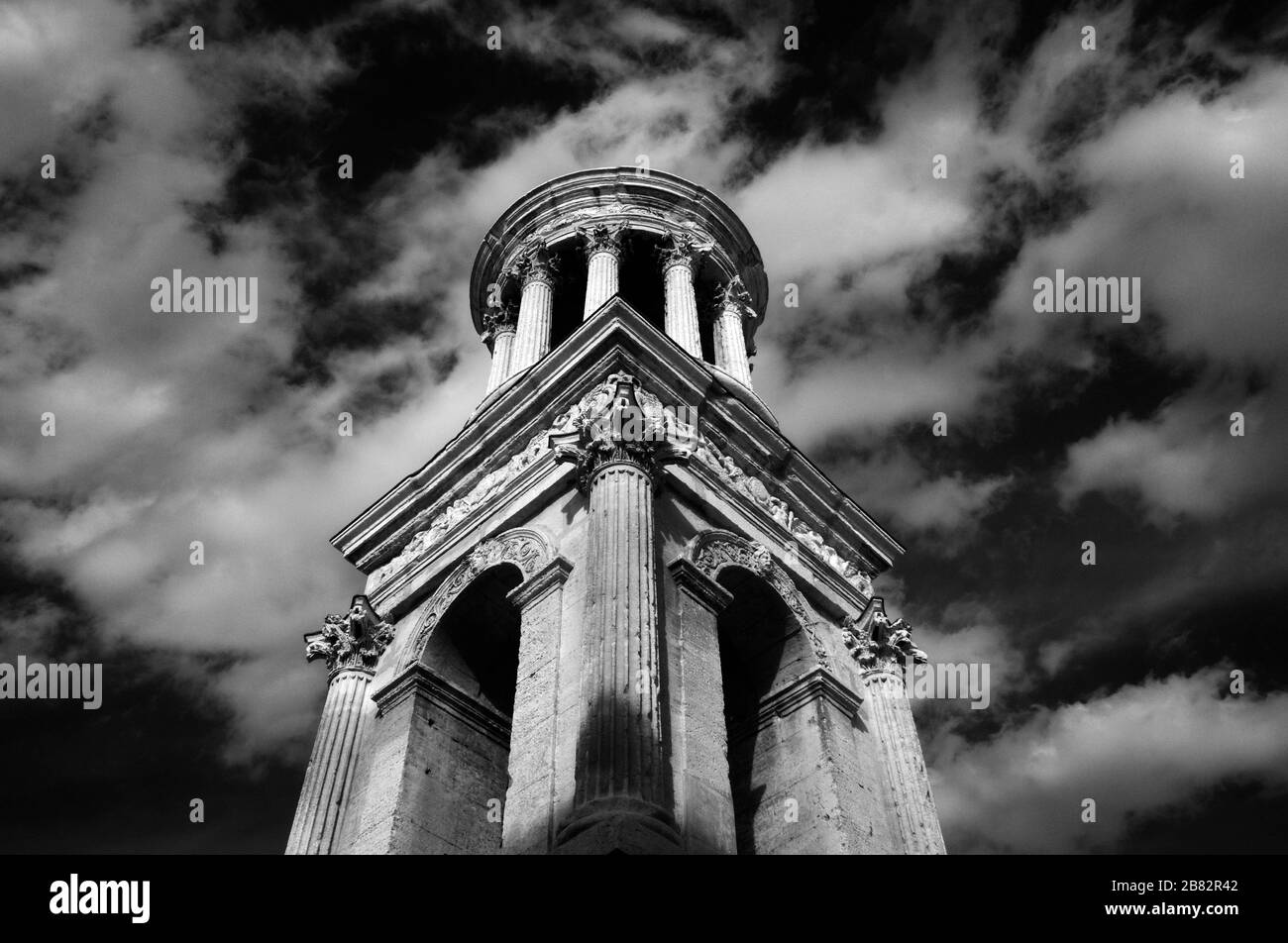 Immagine a infrarossi, monocromatica o in bianco e nero di Les Antiques o Mausoleo Romano del Julii (c40BC) Glanum Saint-Rémy-de-Provence Provenza Francia Foto Stock