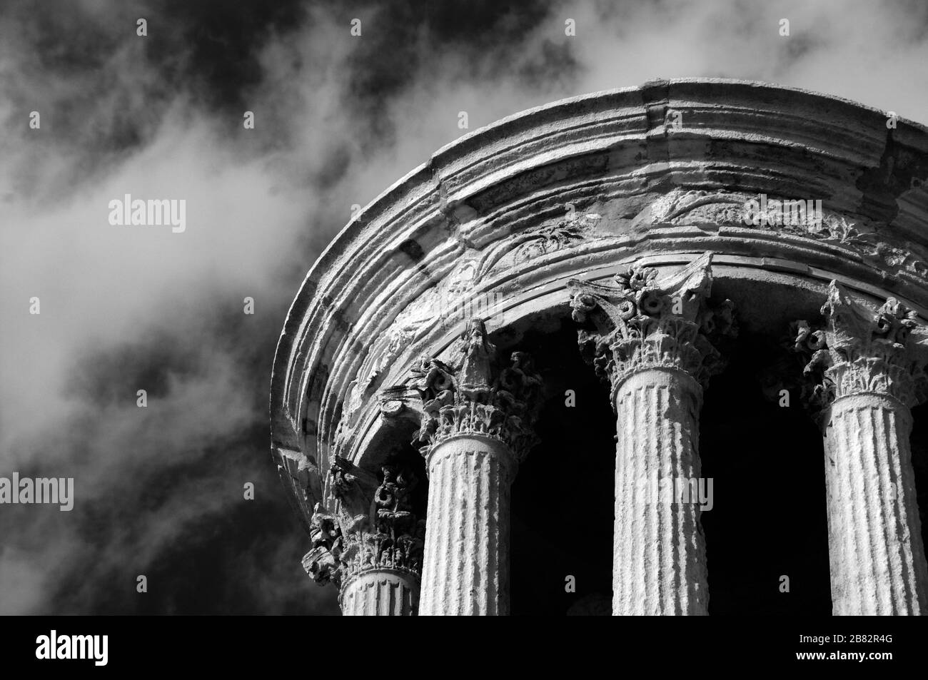 Immagine a infrarossi, monocromatica o in bianco e nero di Les Antiques o Mausoleo Romano del Julii (c40BC) Glanum Saint-Rémy-de-Provence Provenza Francia Foto Stock