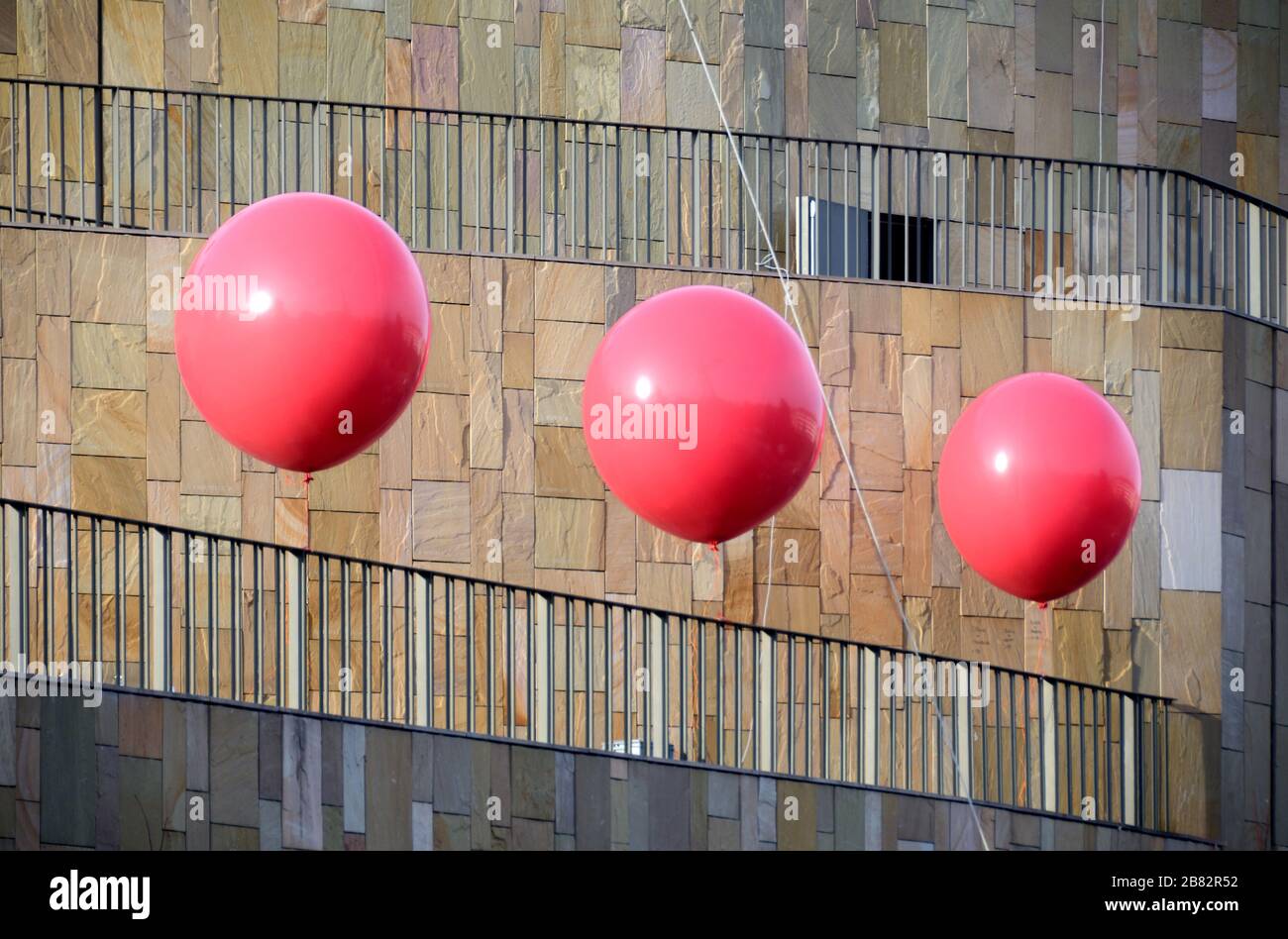 Mostra di palloncini rossi fuori dal Grand Theatre de Provence Aix-en-Provence Provence Provence Francia Foto Stock