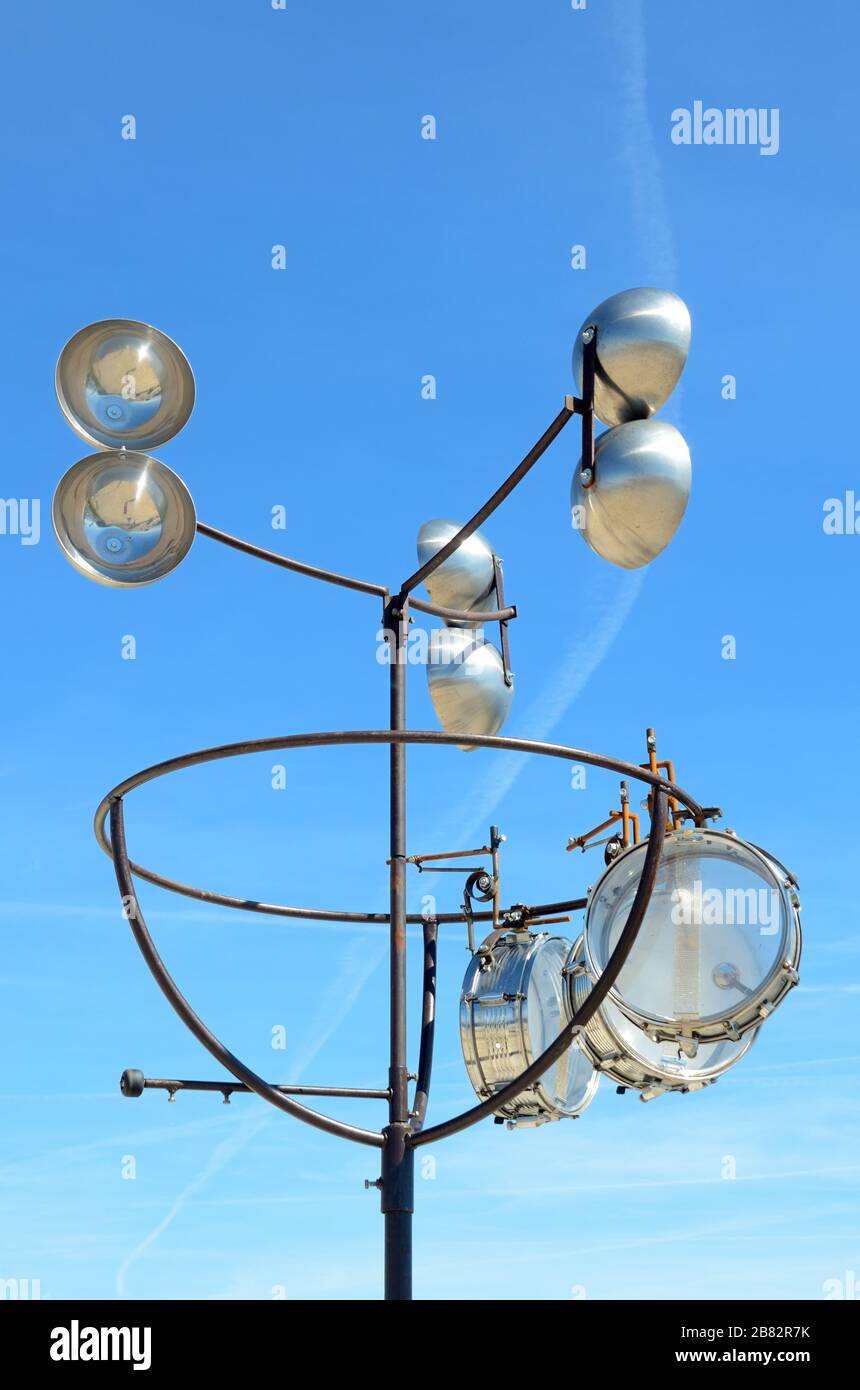 Anemometro a coppa emisferica, uno strumento per la velocità del vento utilizzato per misurare la velocità e la direzione del vento, e tamburi del vento Foto Stock