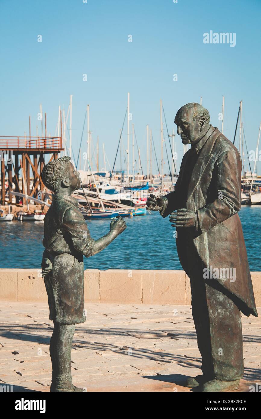 Bonze scultura alla tradizione musicale di Torrevieja - un insegnante di canto e il suo studente che riprovano UNA canzone Habanera Foto Stock