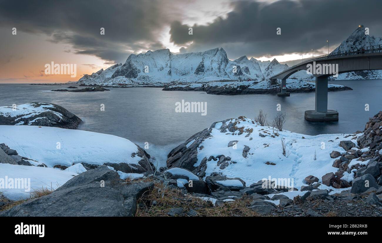 Panorama paesaggio fotografia durante il tramonto sull'isola di Lofoten, Norvegia. Foto Stock