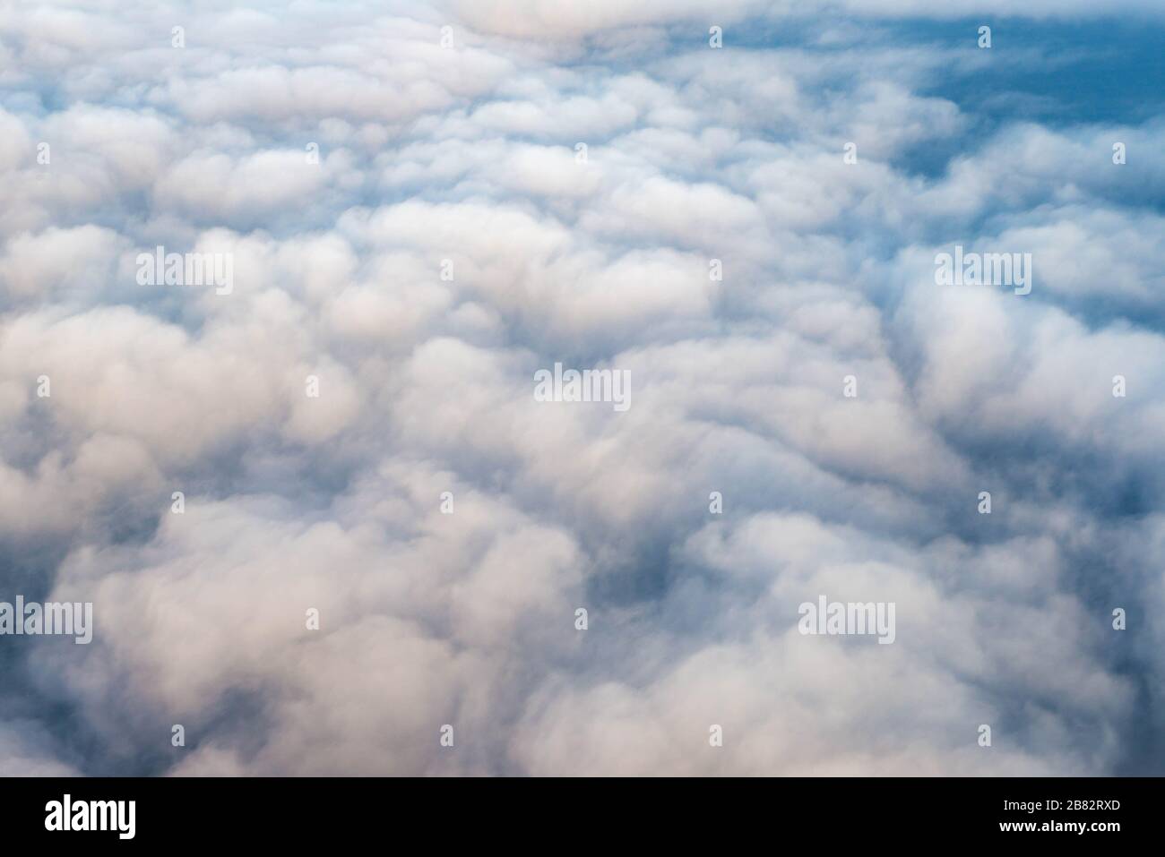 Cielo nuvoloso e blu sfondo Foto Stock