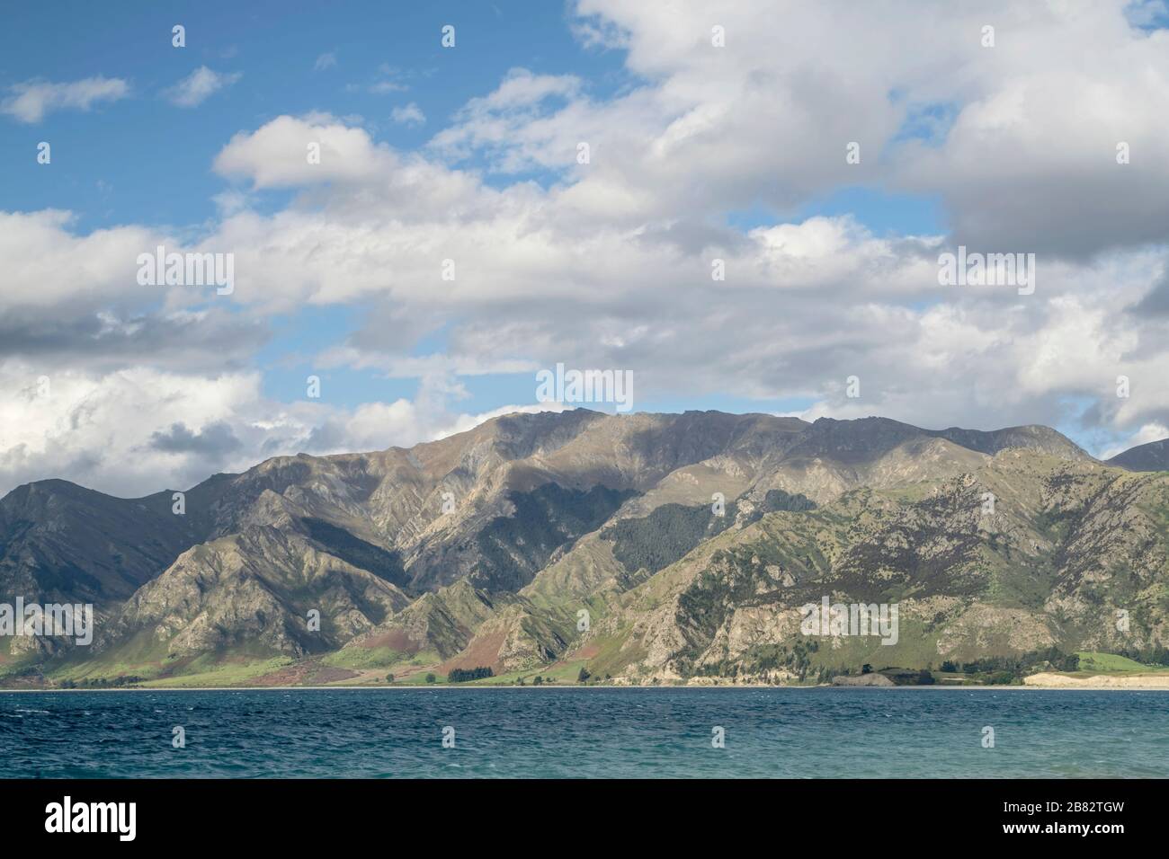 Vista sul lago Hawea vicino al lago Wanaka, South Island, Nuova Zelanda Foto Stock