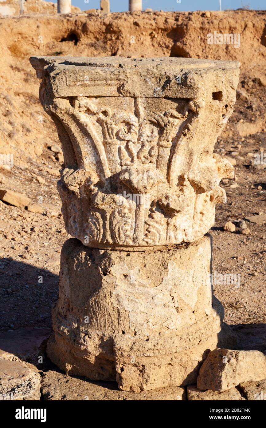 Capitale decorativa della colonna Corinzia, sito archeologico romano di Paphos, Cipro Foto Stock
