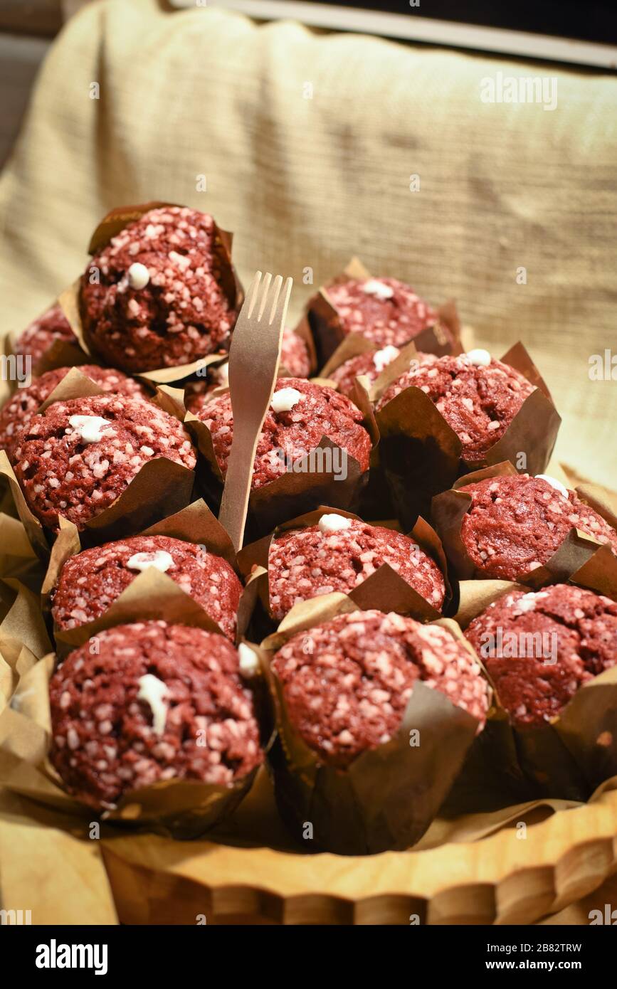 Dessert fatto a mano no-bake, piatti vegetariani fatti in casa energia morsi sul mercato, concetto di piccola impresa Foto Stock