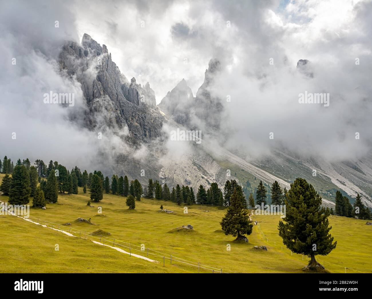 Cime coperte di nuvole, Geislergruppe, Gschnagenhardt Alm, Val Villnoess, Dolomiti, Alto Adige, Italia Foto Stock
