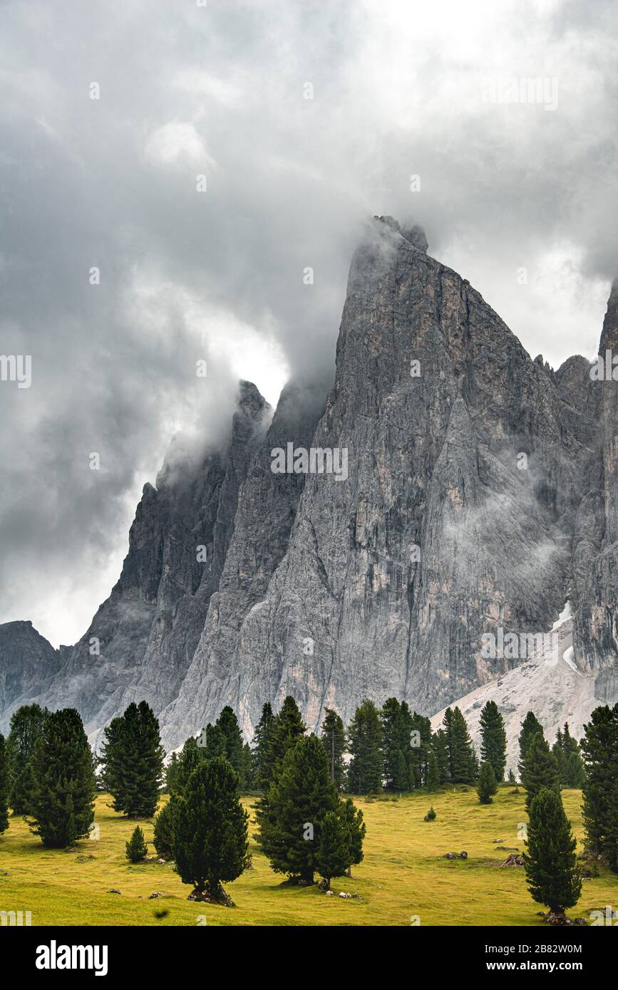 Cime coperte di nuvole, Geislergruppe, Gschnagenhardt Alm, Val Villnoess, Dolomiti, Alto Adige, Italia Foto Stock