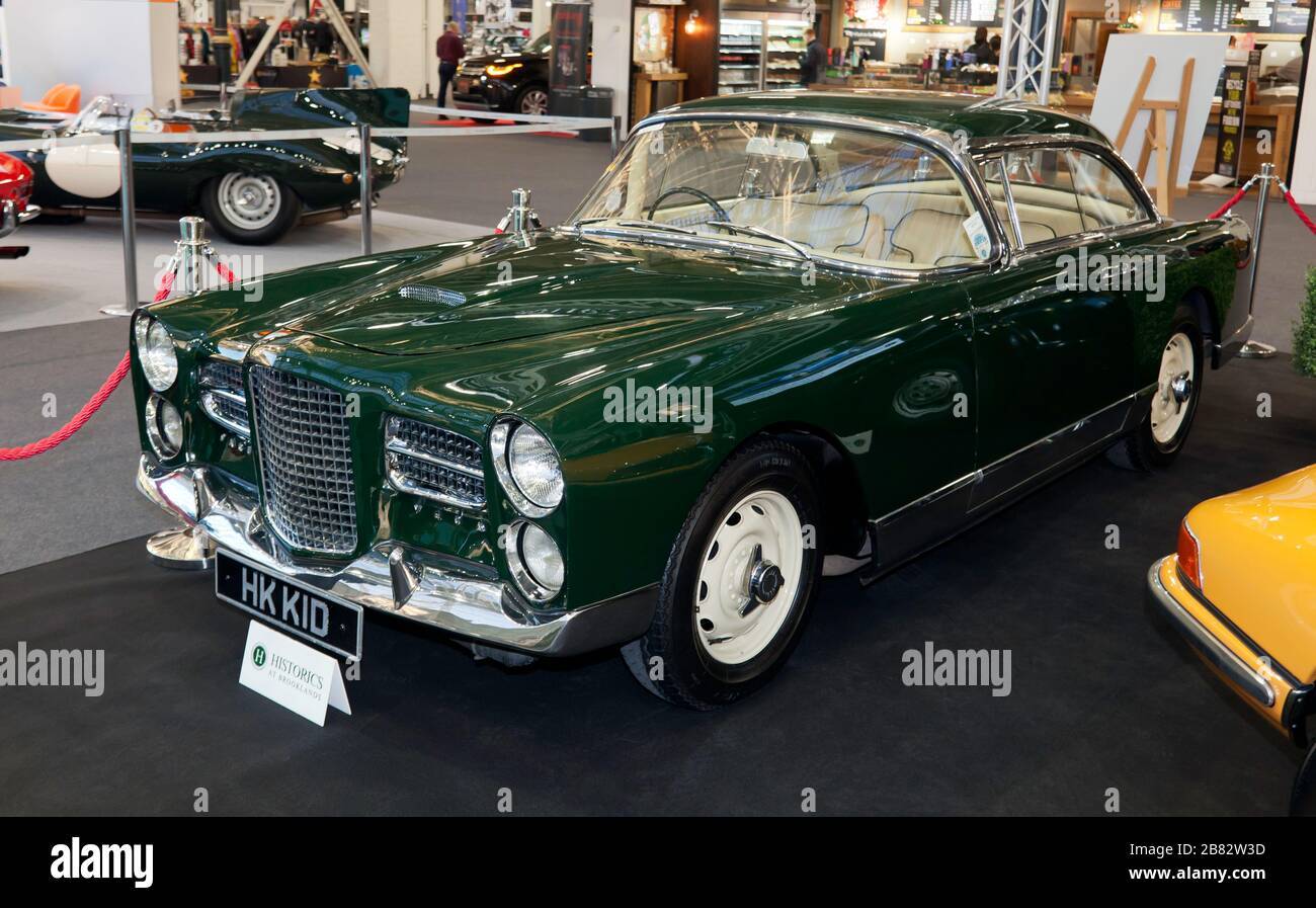 Tre quarti di vista frontale di un Facel Vega HK500, in mostra presso lo Historics at Brooklands Stand, del London Classic Car Show 2020 Foto Stock