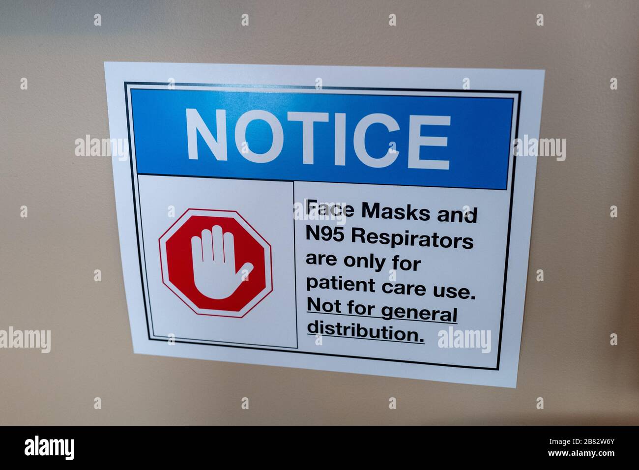 Primo piano del cartello che avverte i visitatori che le maschere chirurgiche sono destinate all'uso del paziente solo in un ospedale di San Francisco, California, a seguito di una carenza di maschere e respiratori N95 durante un focolaio del coronavirus COVID-19, 12 marzo 2020. () Foto Stock