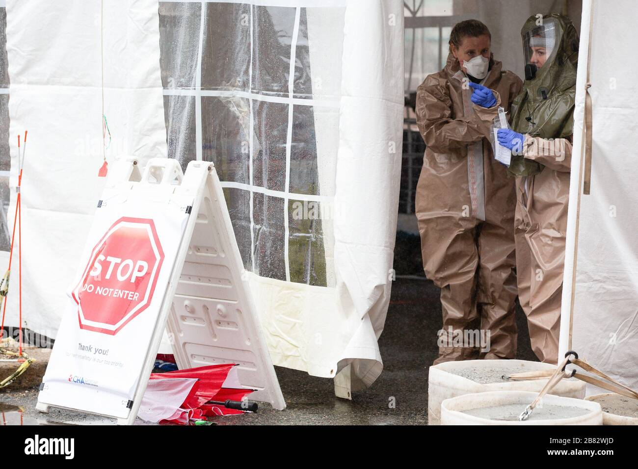 Somerville, Stati Uniti. 19 Mar 2020. I lavoratori dell'ospedale CHA Somerville preparano il test COVID-19 ai pazienti nel parcheggio dell'ospedale di Somerville, Massachusetts, giovedì 19 marzo 2020. Più di 5,000 persone sono state testate positive per il COVID-19 negli Stati Uniti e almeno 88 sono morte. 3, 2020. Foto di Matthew Healey/UPI Credit: UPI/Alamy Live News Foto Stock Somerville, Stati Uniti. 19 Mar 2020. I lavoratori dell'ospedale CHA Somerville preparano il test COVID-19 ai pazienti nel parcheggio dell'ospedale di Somerville, Massachusetts, giovedì 19 marzo 2020. Più di 5,000 persone sono state testate positive per il COVID-19 negli Stati Uniti e almeno 88 sono morte. 3, 2020. Foto di Matthew Healey/UPI Credit: UPI/Alamy Live News Foto Stock